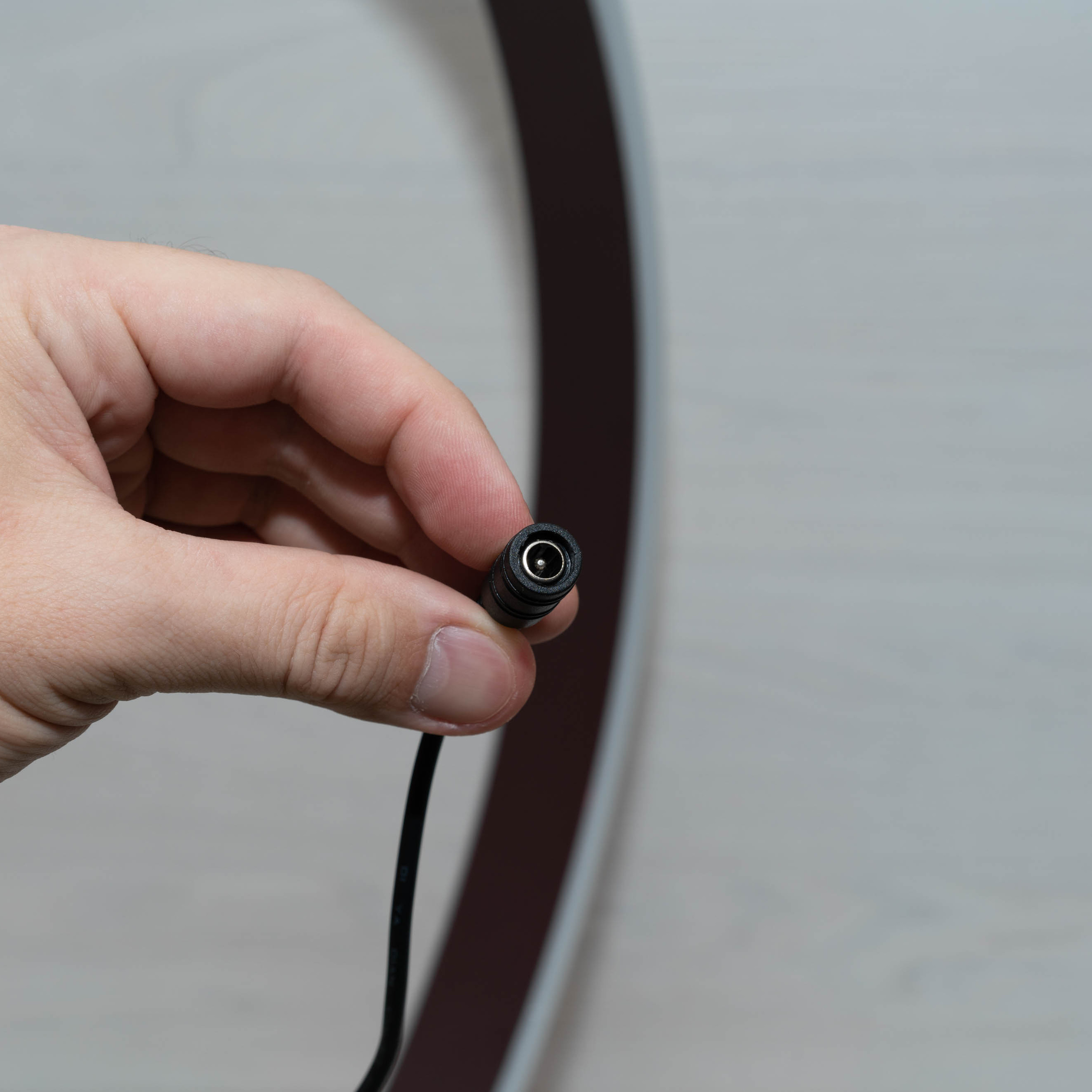 Светодиодная настольная led лампа в форме дуги. Фотограф — видеограф в Москве Дмитрий Менделеев