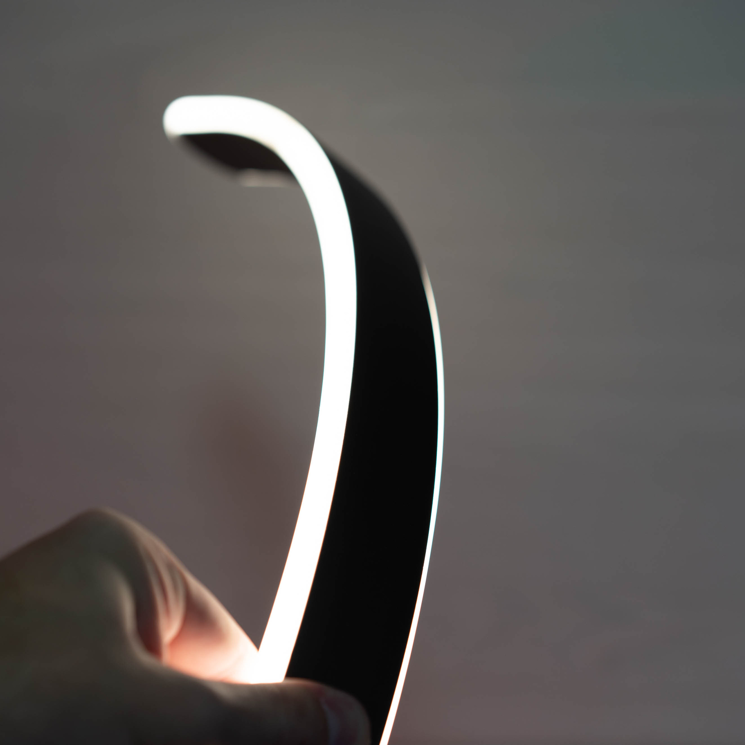 Светодиодная настольная led лампа в форме дуги. Фотограф — видеограф в Москве Дмитрий Менделеев