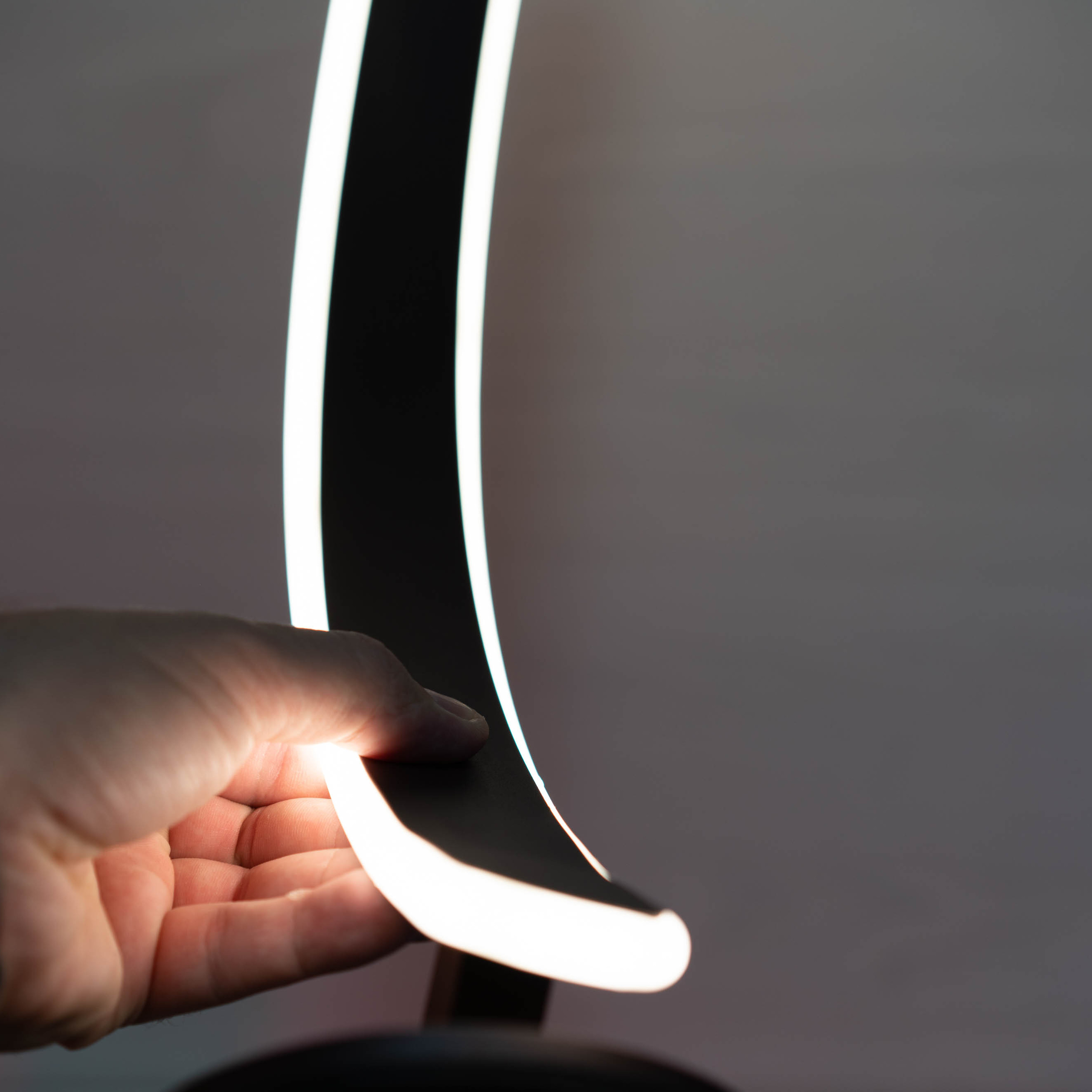 Светодиодная настольная led лампа в форме дуги. Фотограф — видеограф в Москве Дмитрий Менделеев