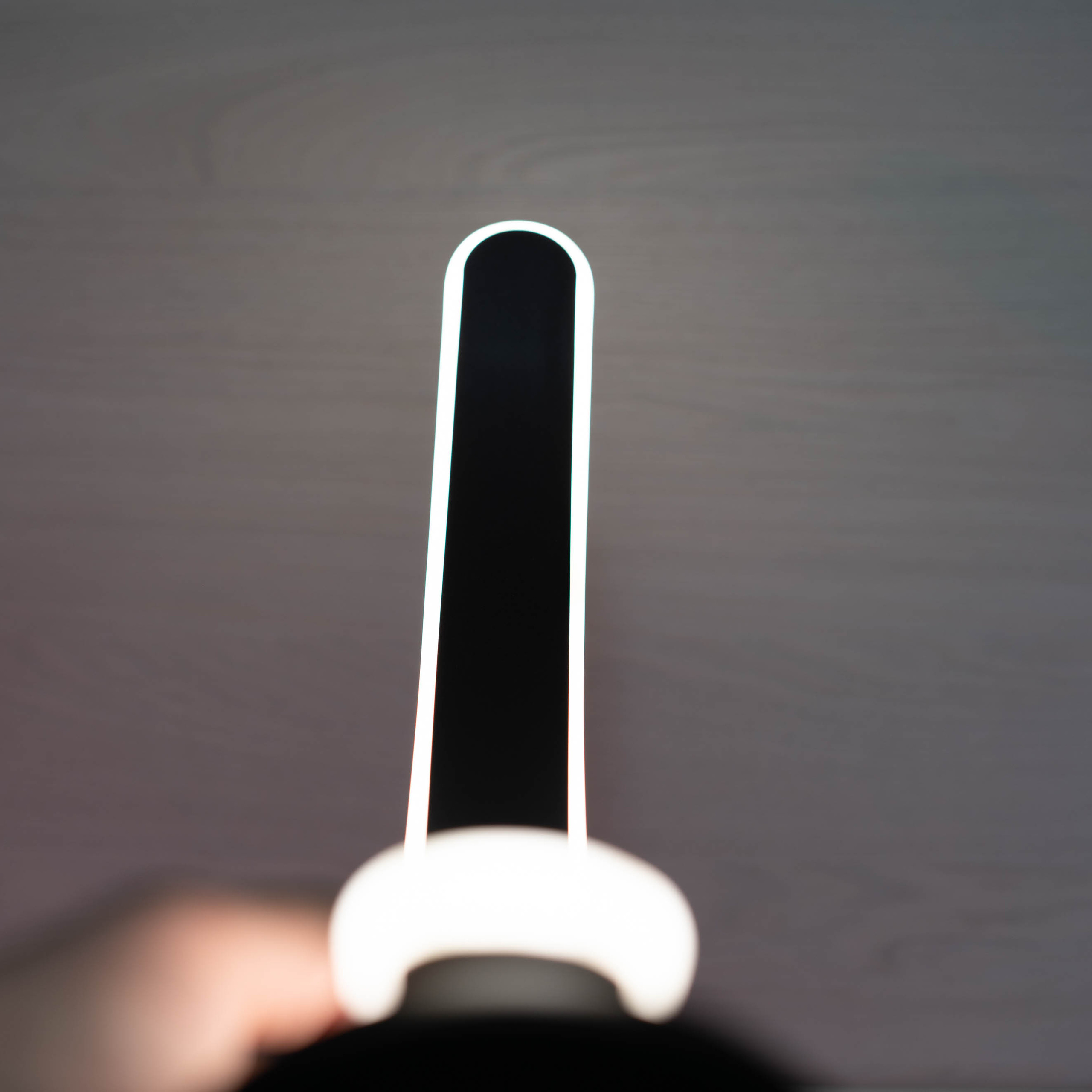 Светодиодная настольная led лампа в форме дуги. Фотограф — видеограф в Москве Дмитрий Менделеев