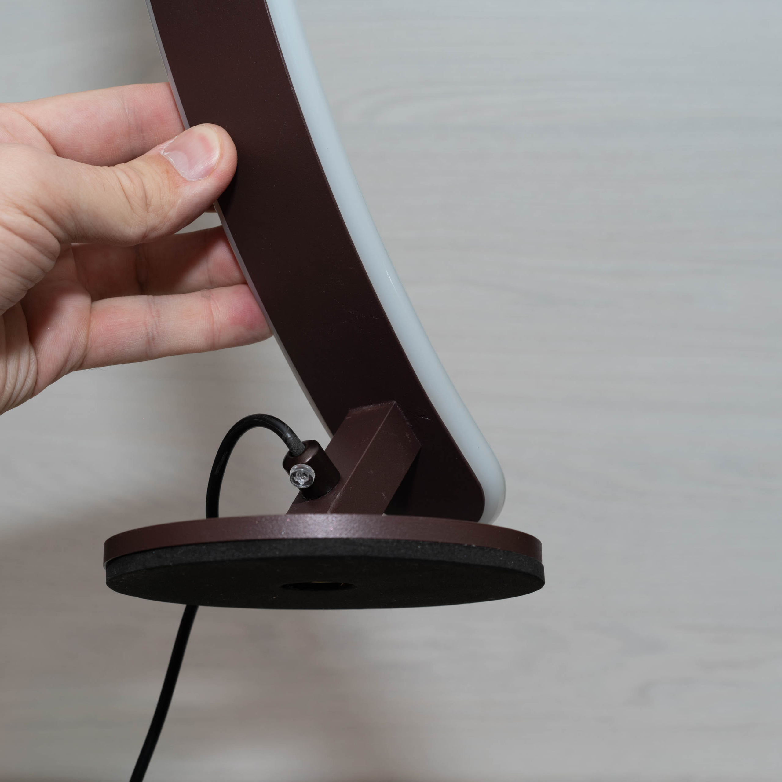 Светодиодная настольная led лампа в форме дуги. Фотограф — видеограф в Москве Дмитрий Менделеев