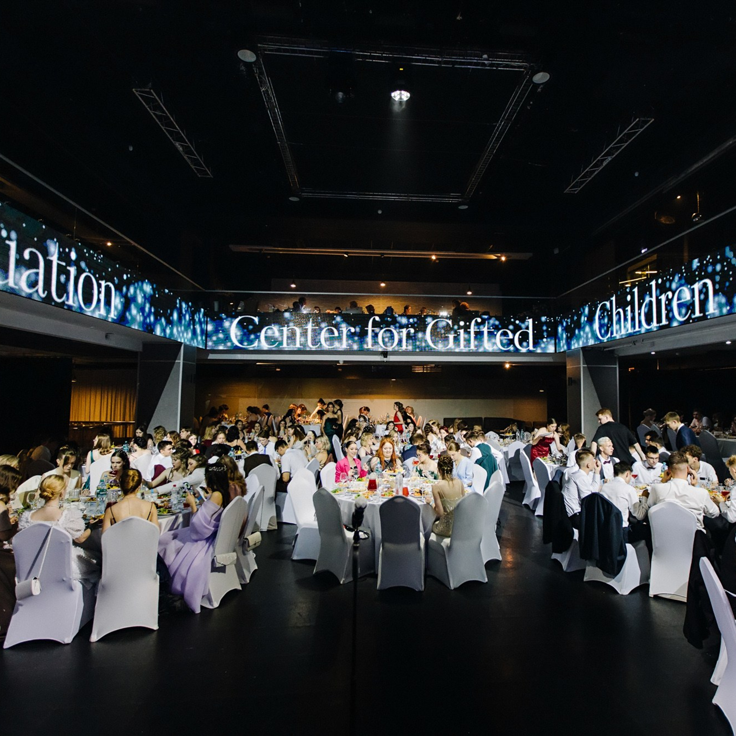 Выпускная фотосессия | Репортаж и съемка на фотозоне. Школьная съемка и создание выпускных альбомов в Нижнем Новгороде