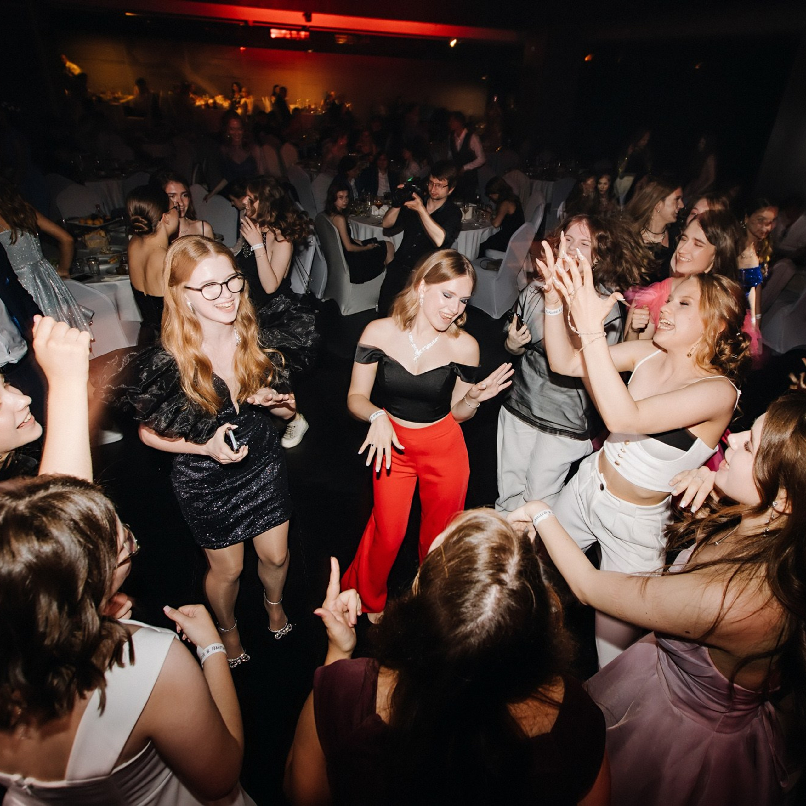 Выпускная фотосессия | Репортаж и съемка на фотозоне. Школьная съемка и создание выпускных альбомов в Нижнем Новгороде