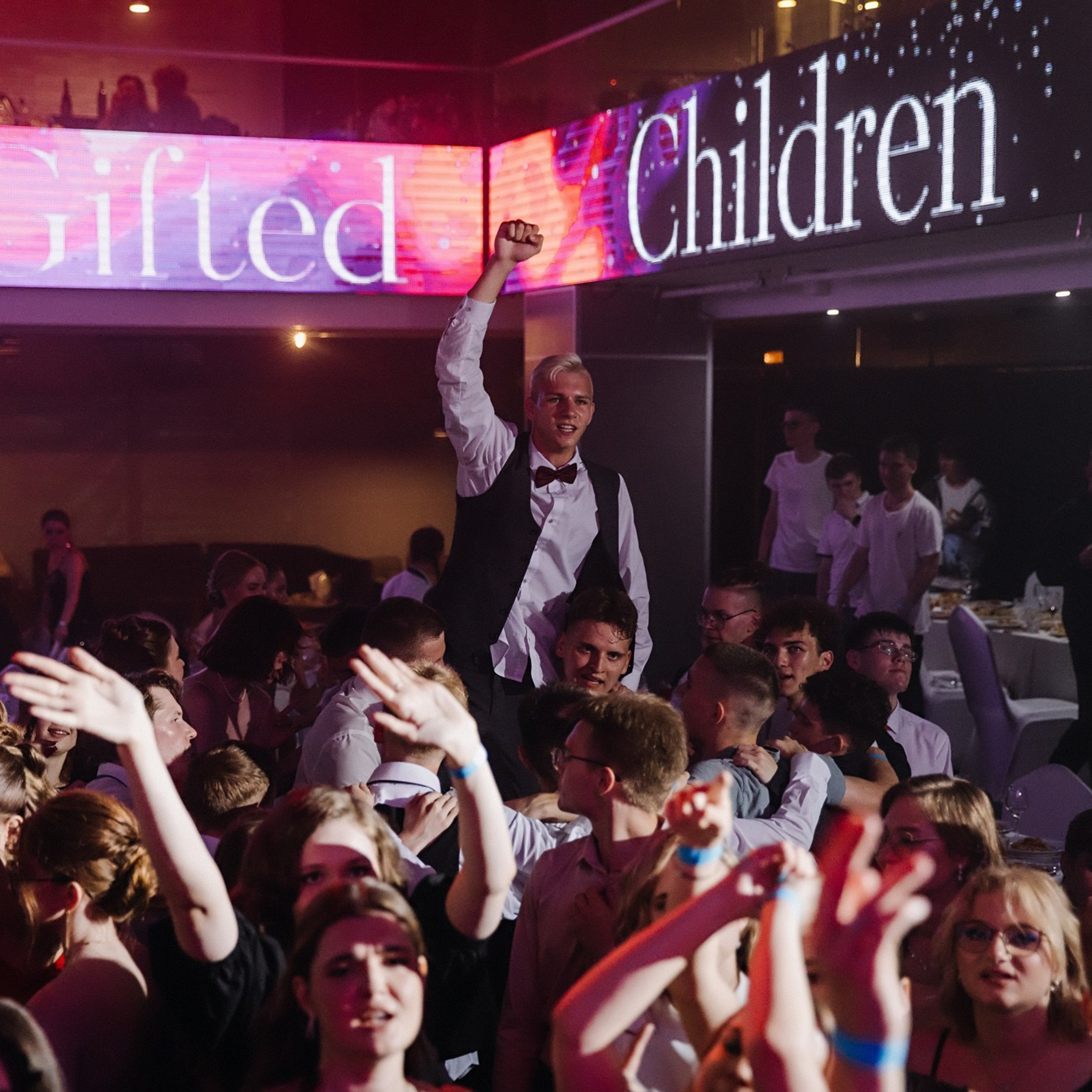 Выпускная фотосессия | Репортаж и съемка на фотозоне. Школьная съемка и создание выпускных альбомов в Нижнем Новгороде