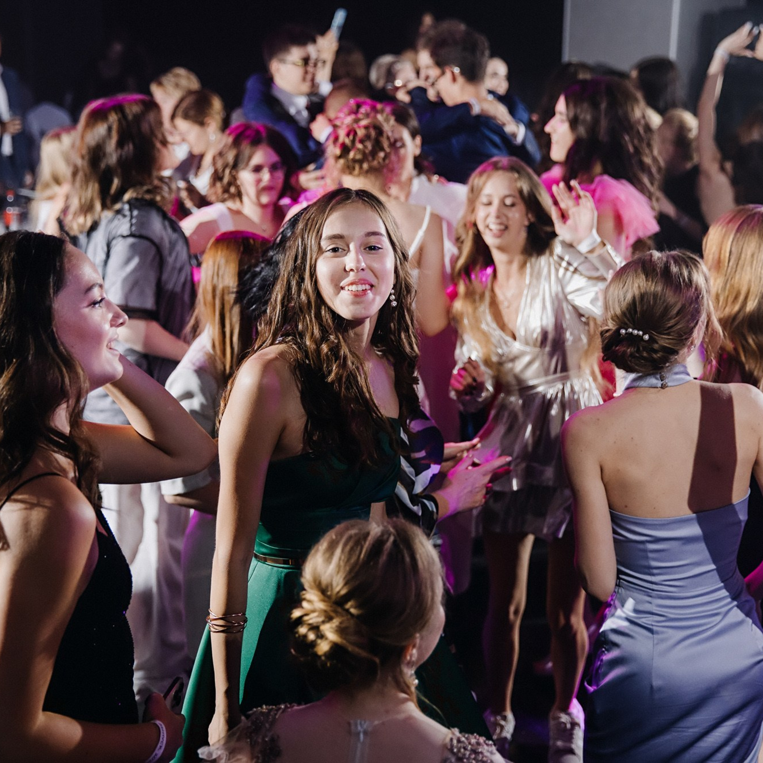 Выпускная фотосессия | Репортаж и съемка на фотозоне. Школьная съемка и создание выпускных альбомов в Нижнем Новгороде