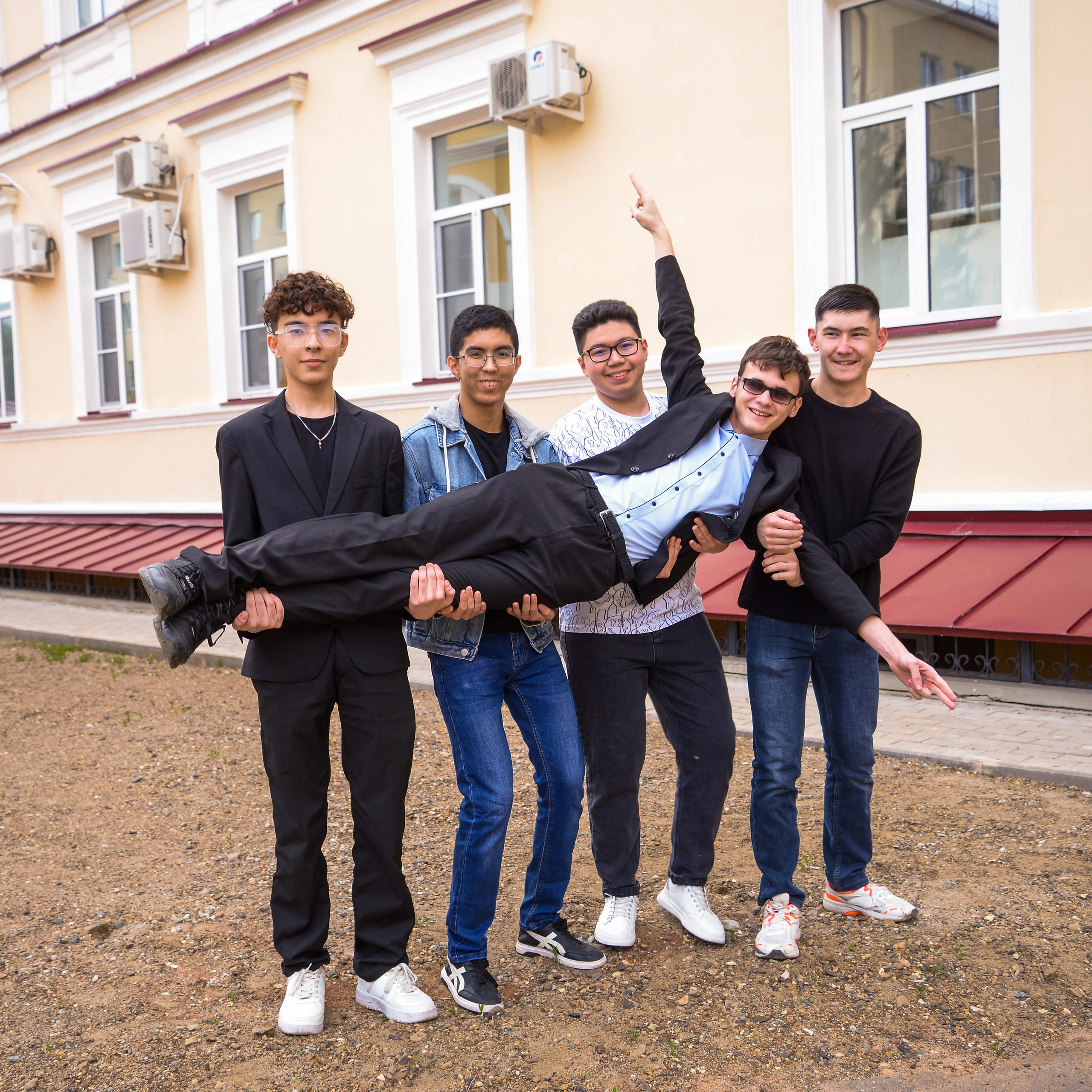 Друзья. Студия выпускных альбомов и школьной фотографии «Идея» г. Оренбург