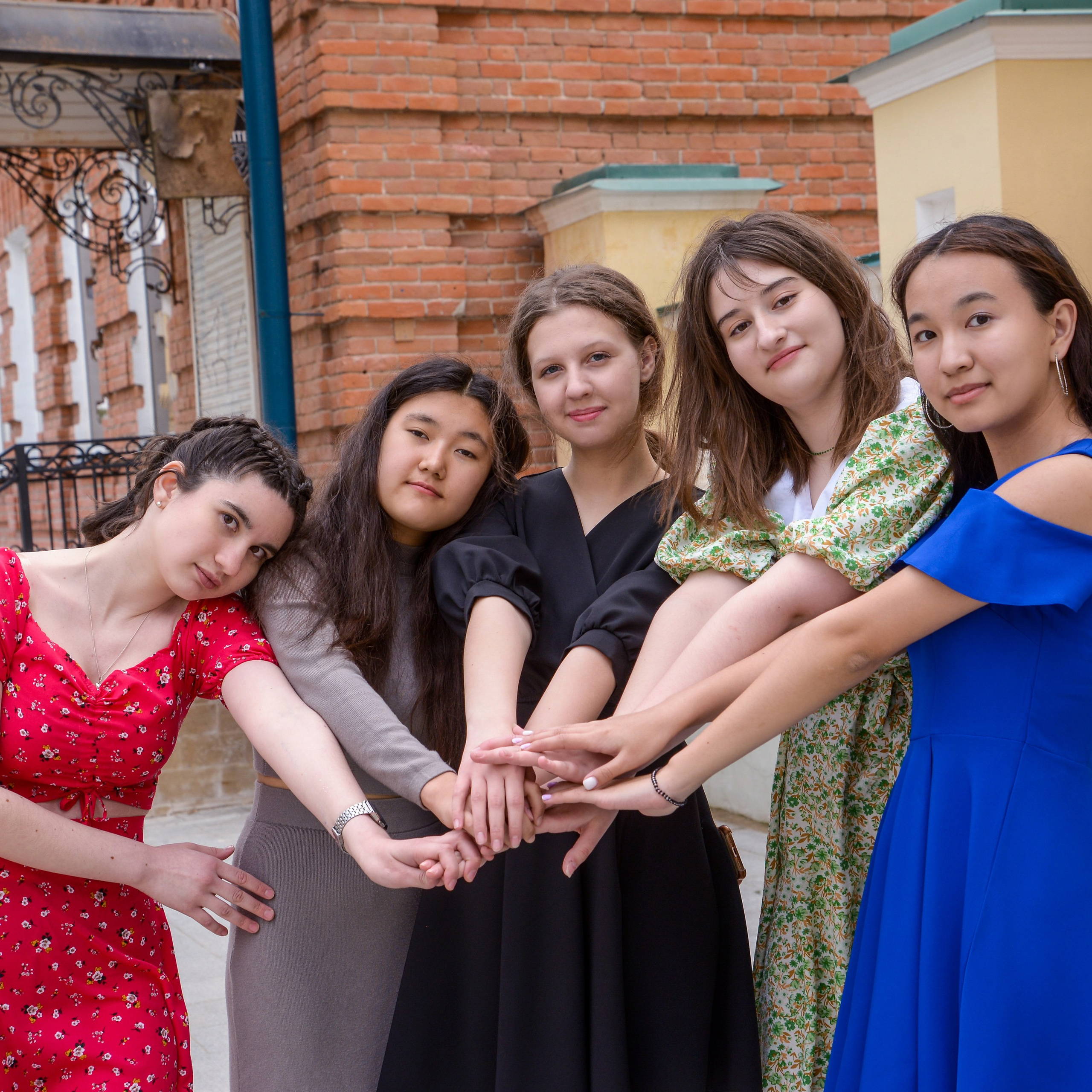 Друзья. Студия выпускных альбомов и школьной фотографии «Идея» г. Оренбург