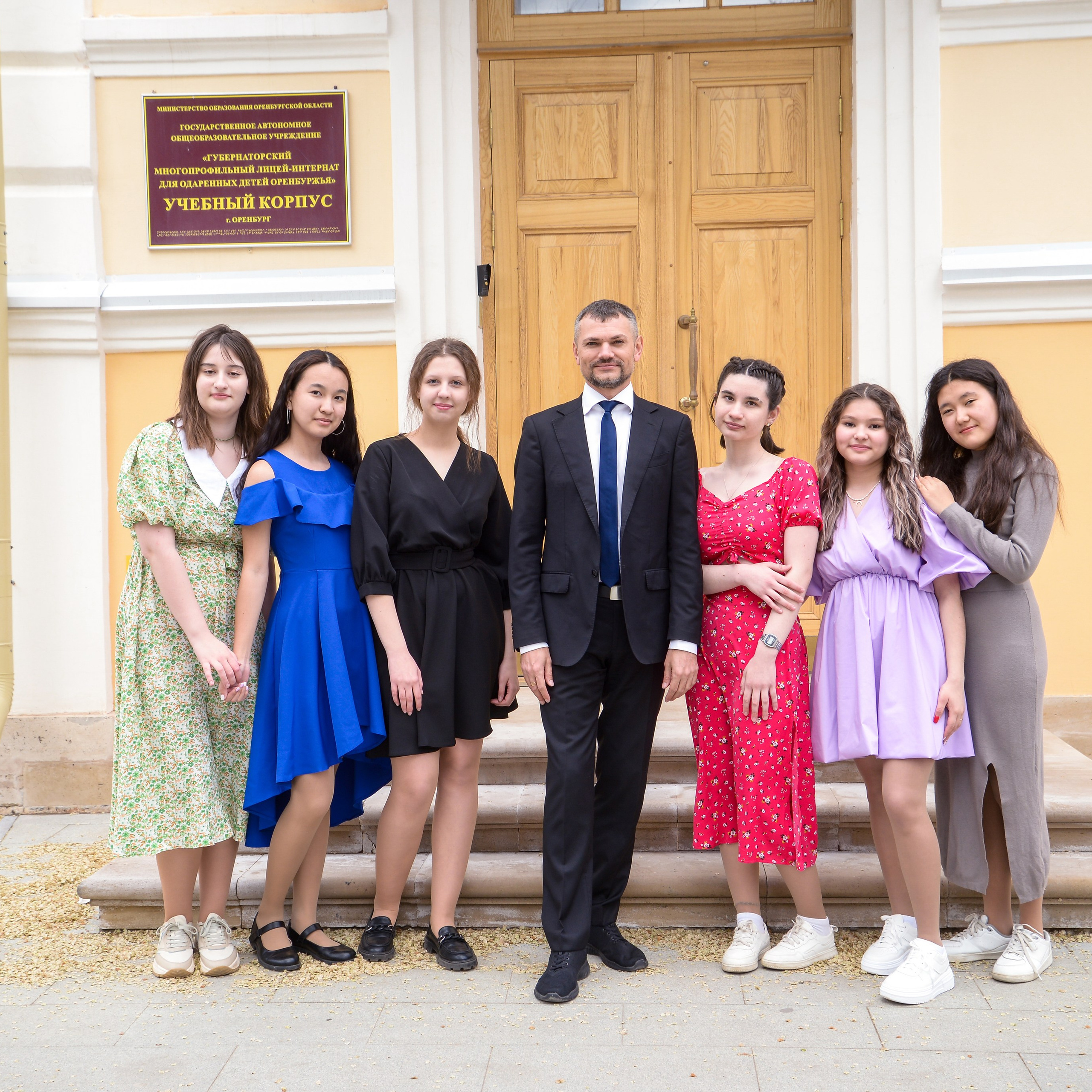 Друзья. Студия выпускных альбомов и школьной фотографии «Идея» г. Оренбург