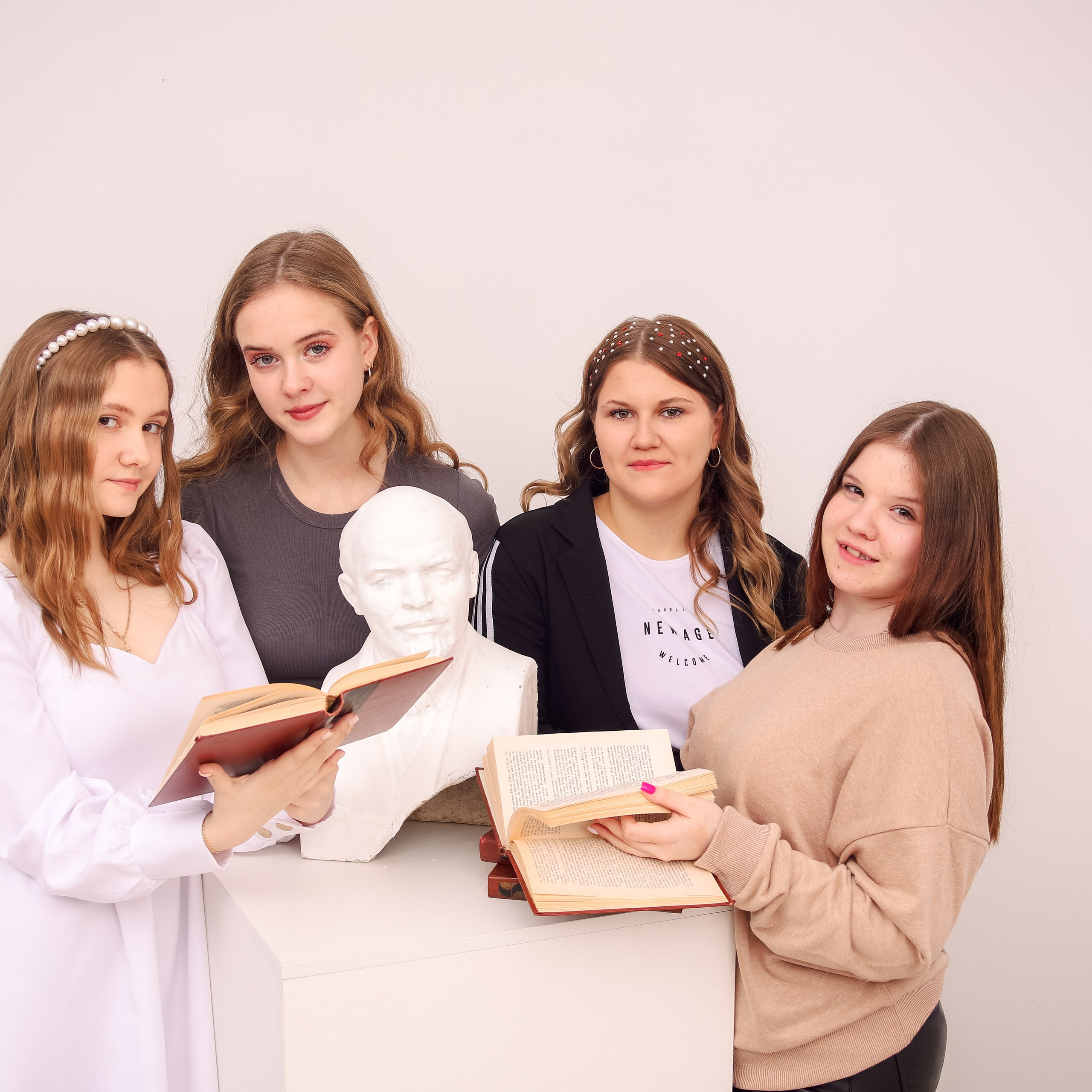 Друзья. Студия выпускных альбомов и школьной фотографии «Идея» г. Оренбург