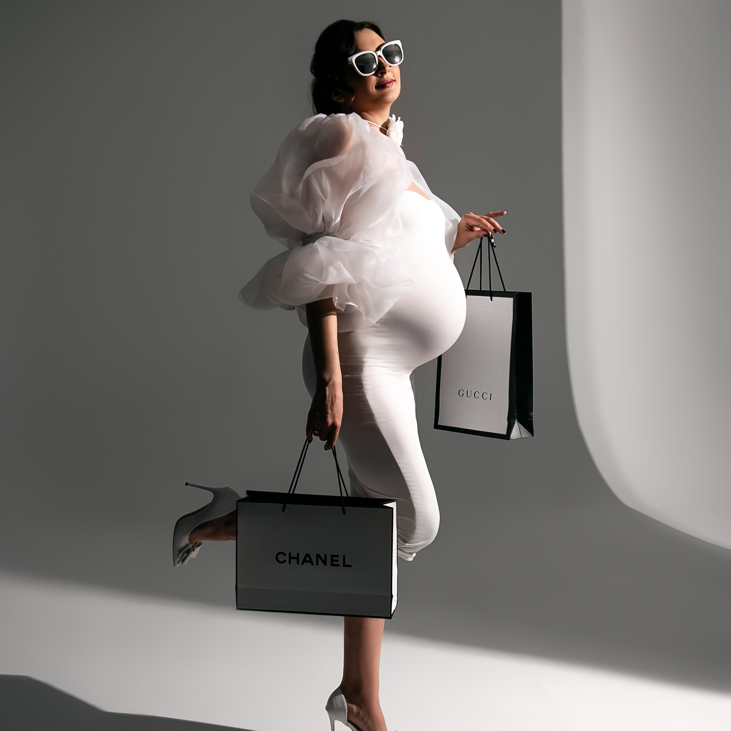 Белое платье и объемные рукава