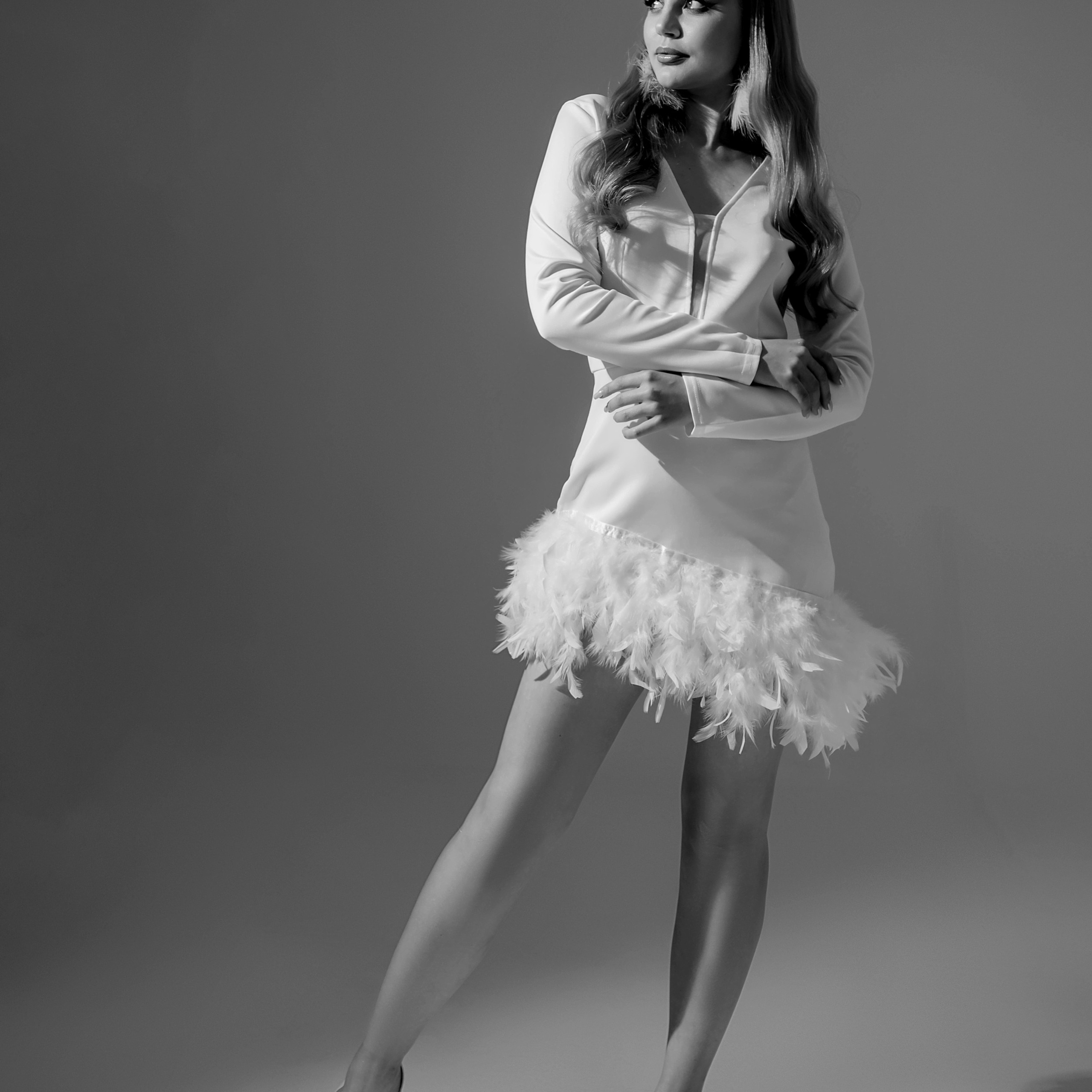 Белое платье с перьями