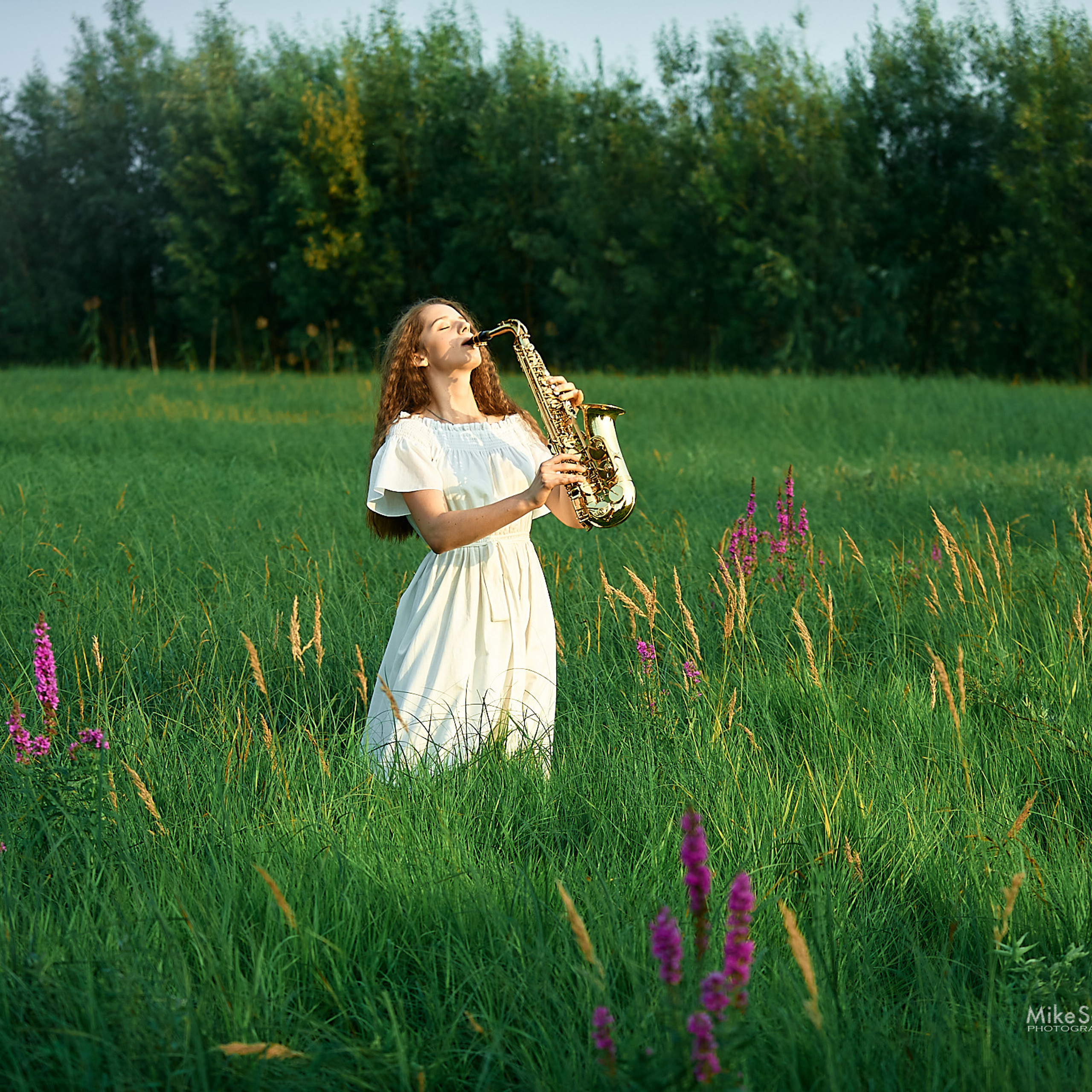 Мария (прогулка с саксофоном)