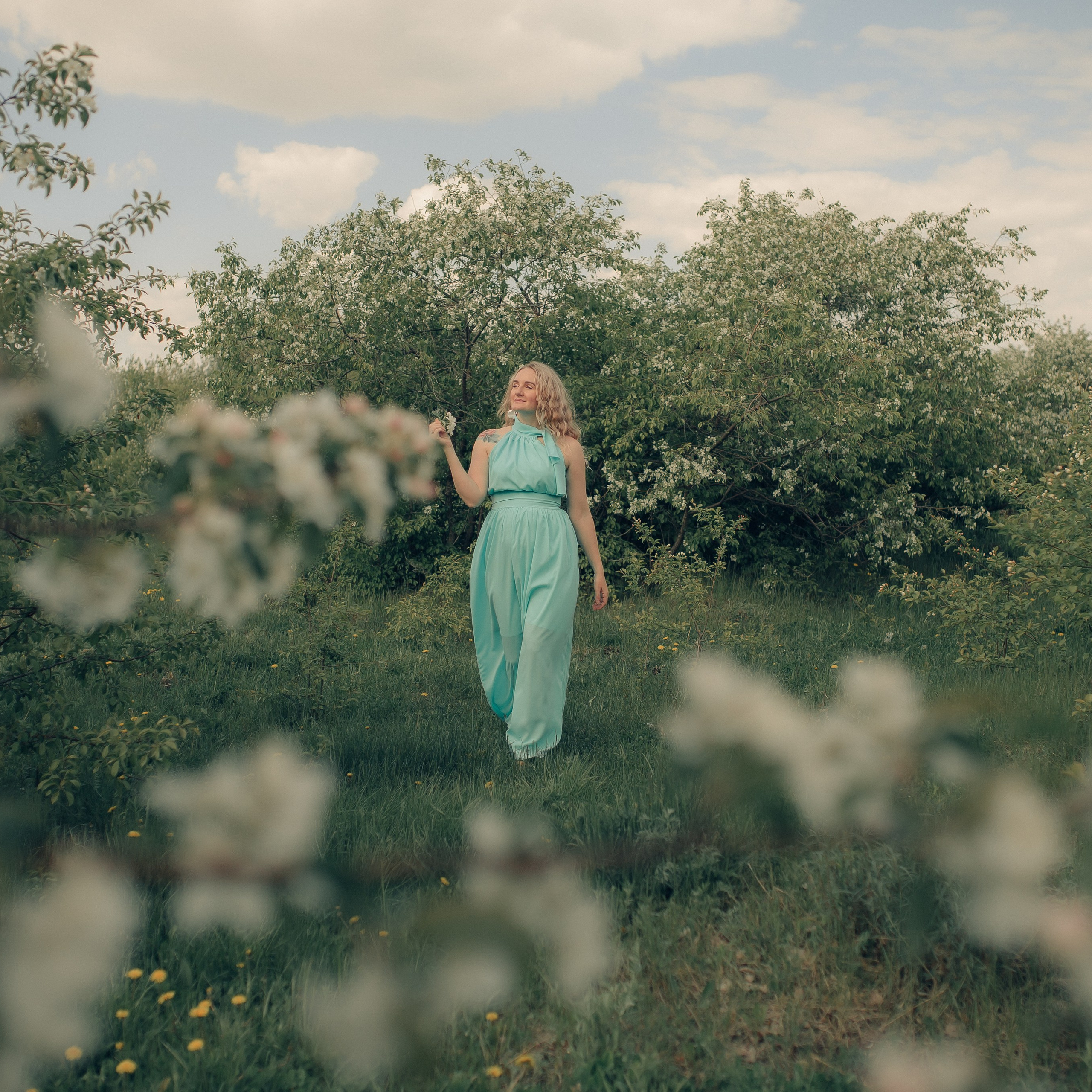 Маргарита в цветущих яблонях