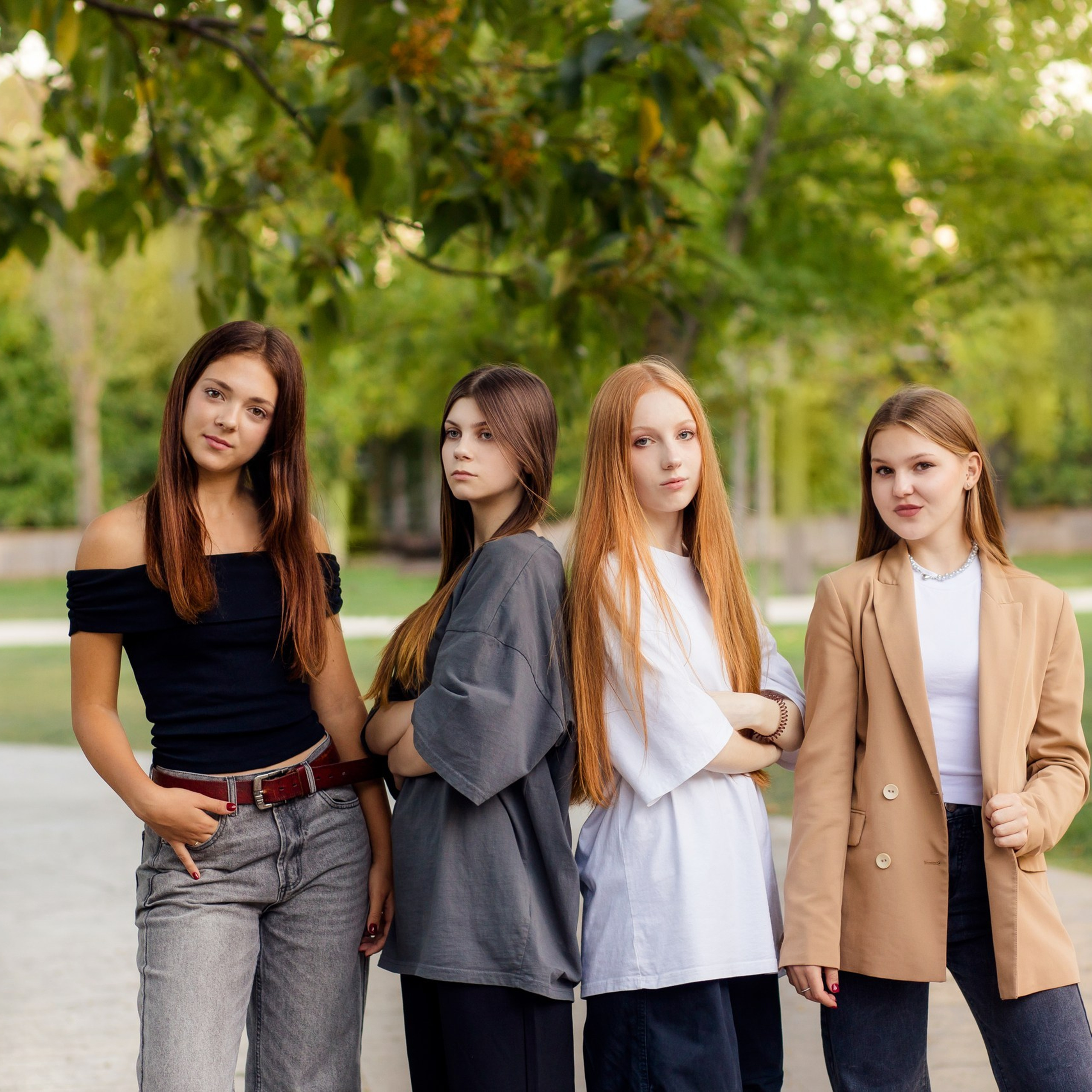 Фотосессия выпускниц 11 класса на улице для альбома Краснодар