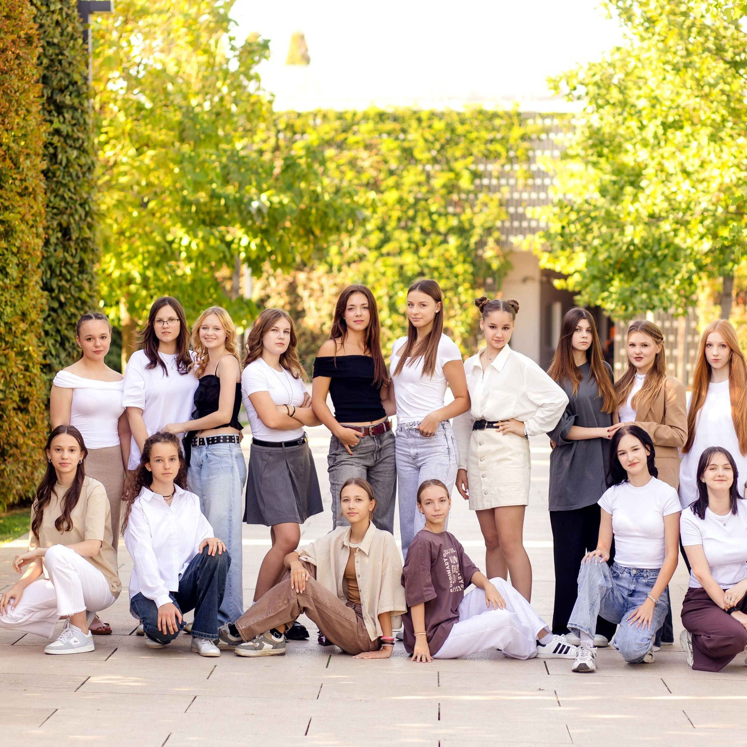 Живая фотосессия 9 класса на улице для выпускного альбома