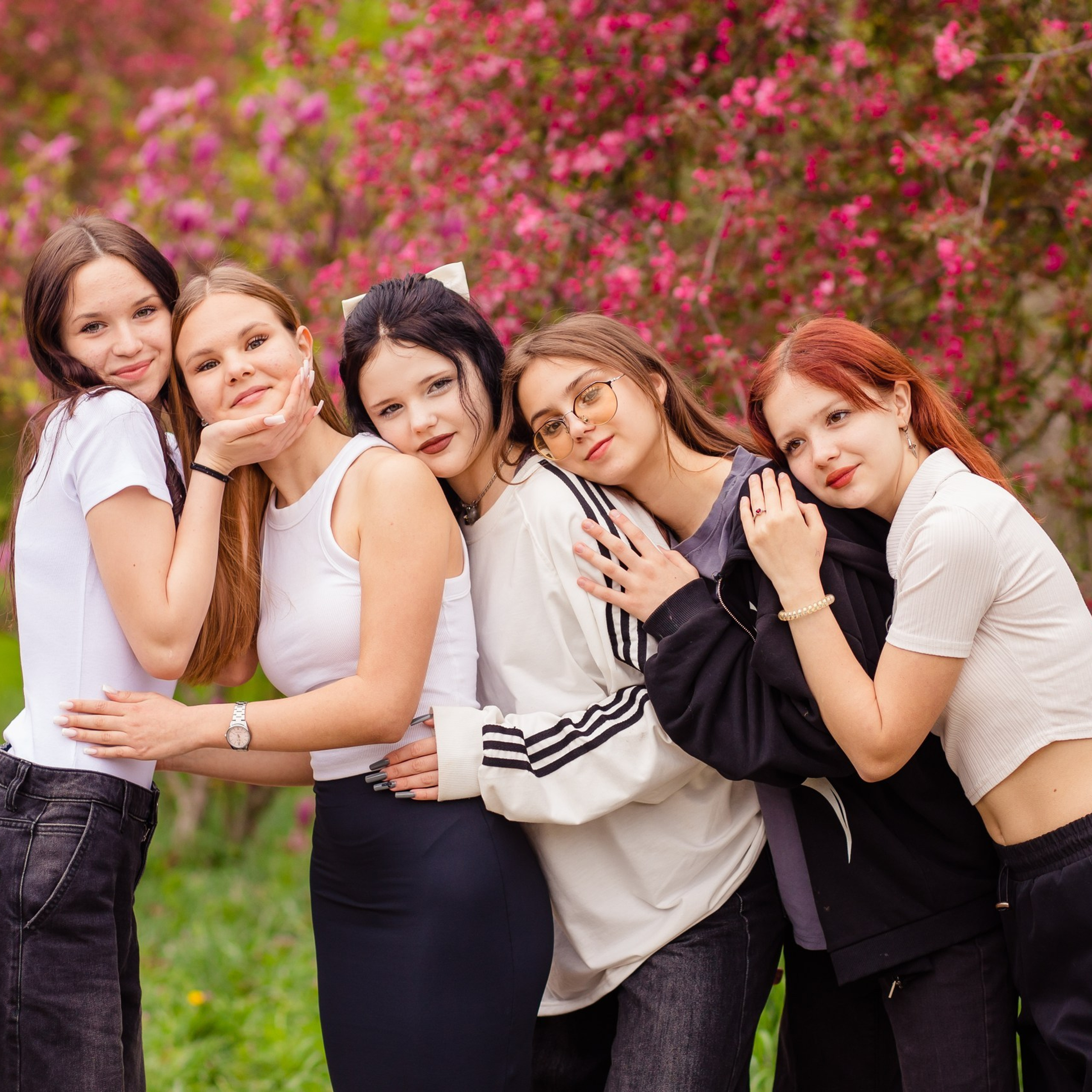 Живая фотосессия выпускниц на улице для альбома Краснодар