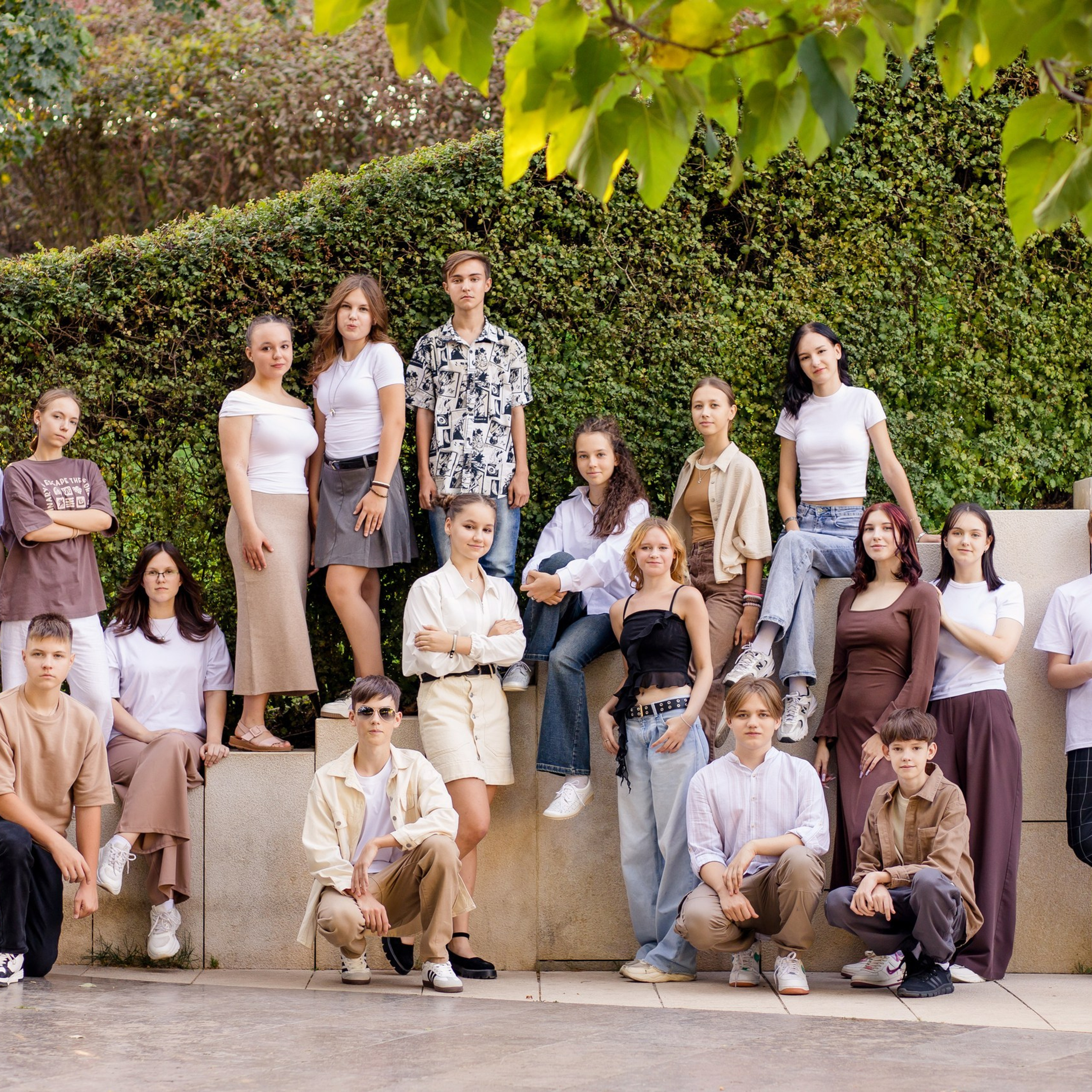 Групповая фотосессия выпускников 9 класса на природе Краснодар