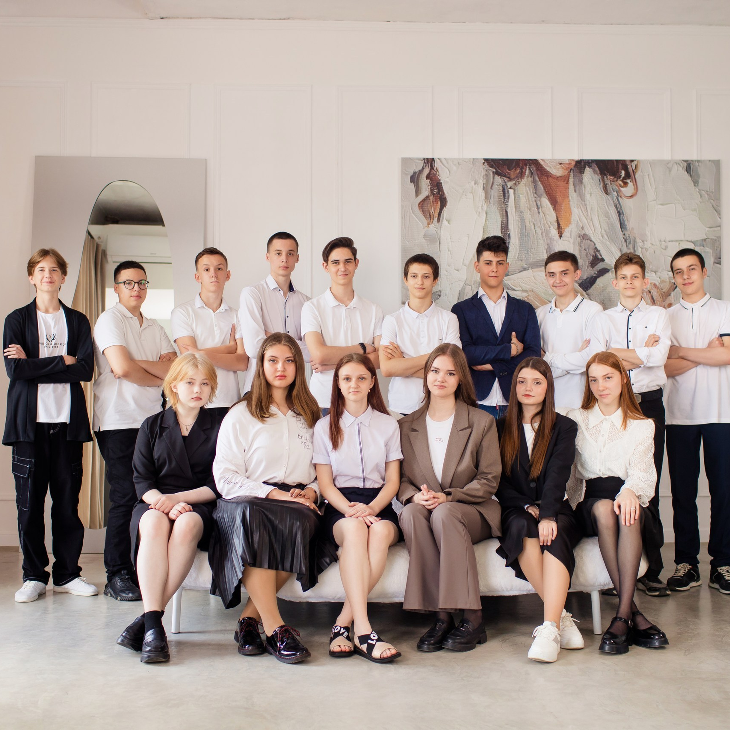 Современная фотосессия класса в студии для выпускного альбома Краснодар