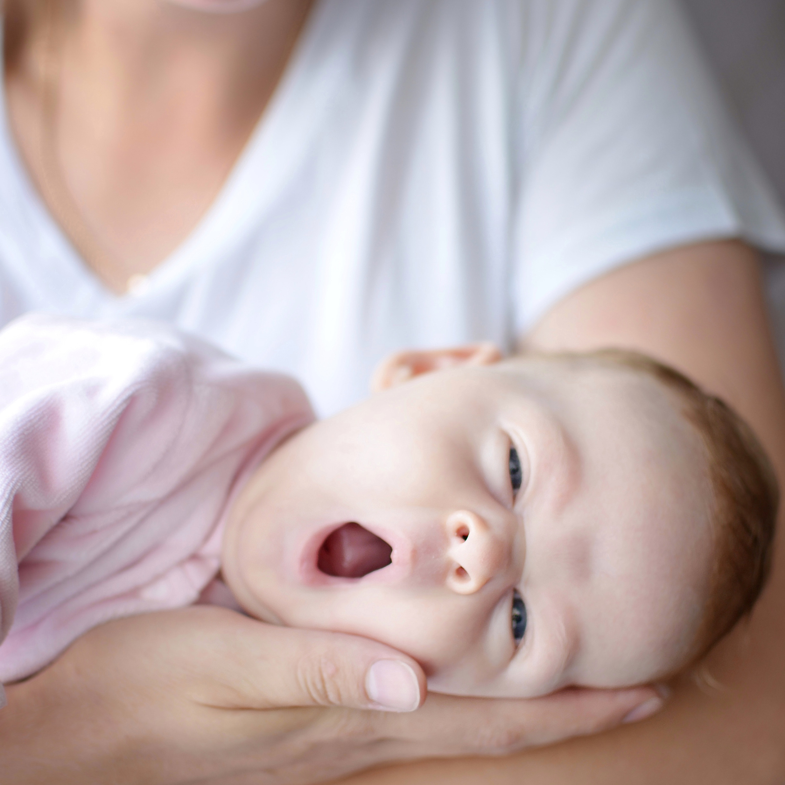 фотография мама и новорожденный малыш зевает мама улыбается