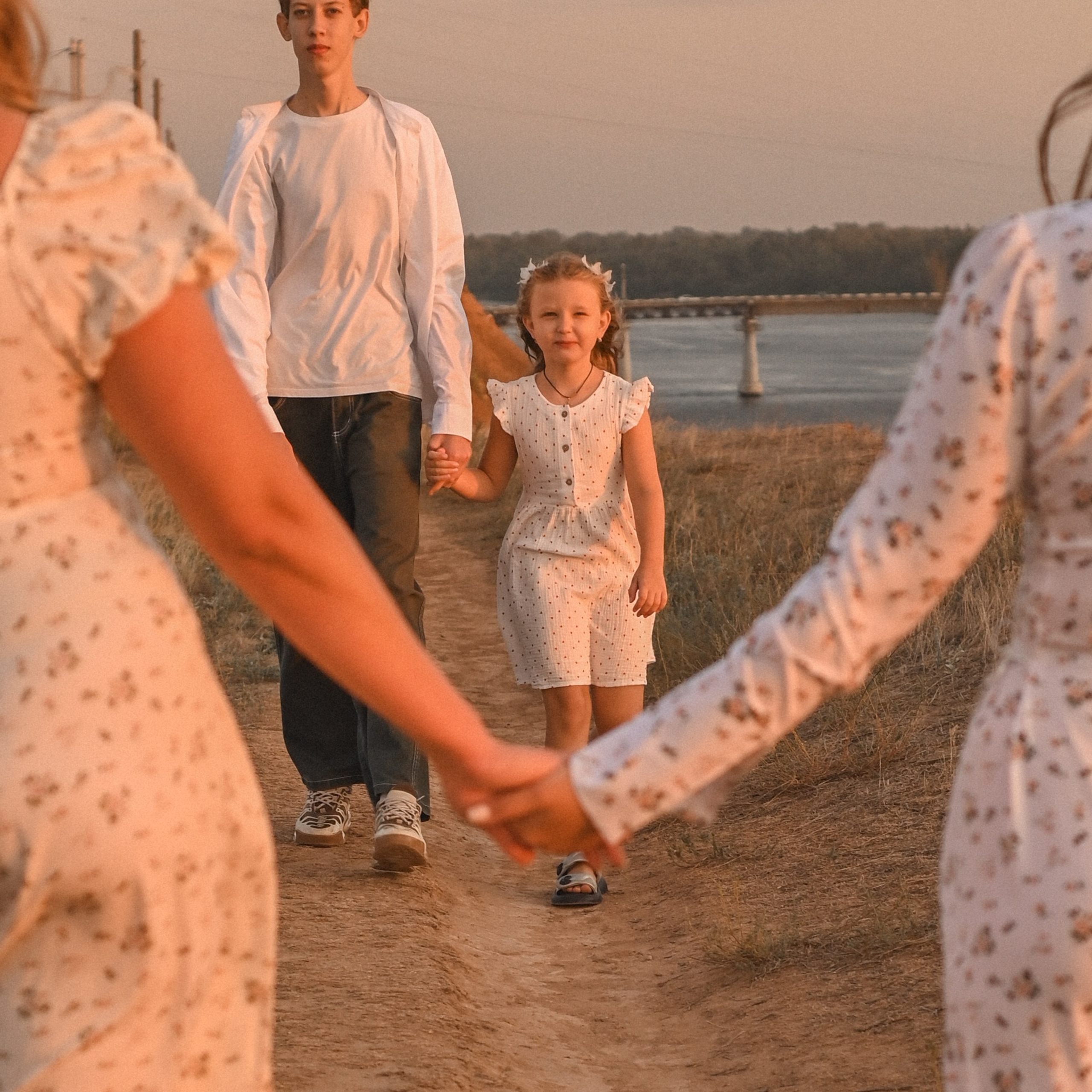 Семейная фотосессия на берегу реки на закате. Сохраню важные для тебя моменты