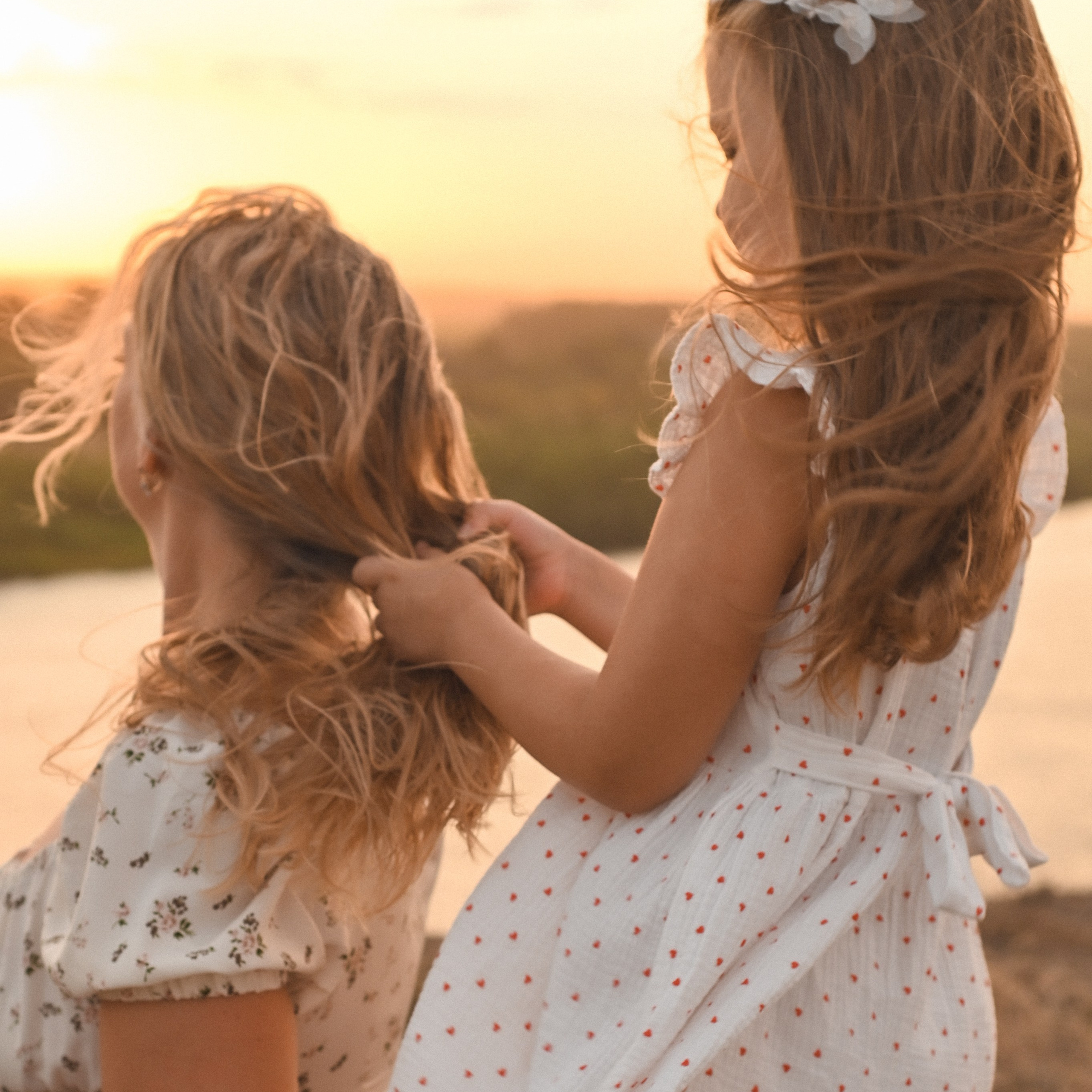 Семейная фотосессия на берегу реки на закате. Сохраню важные для тебя моменты