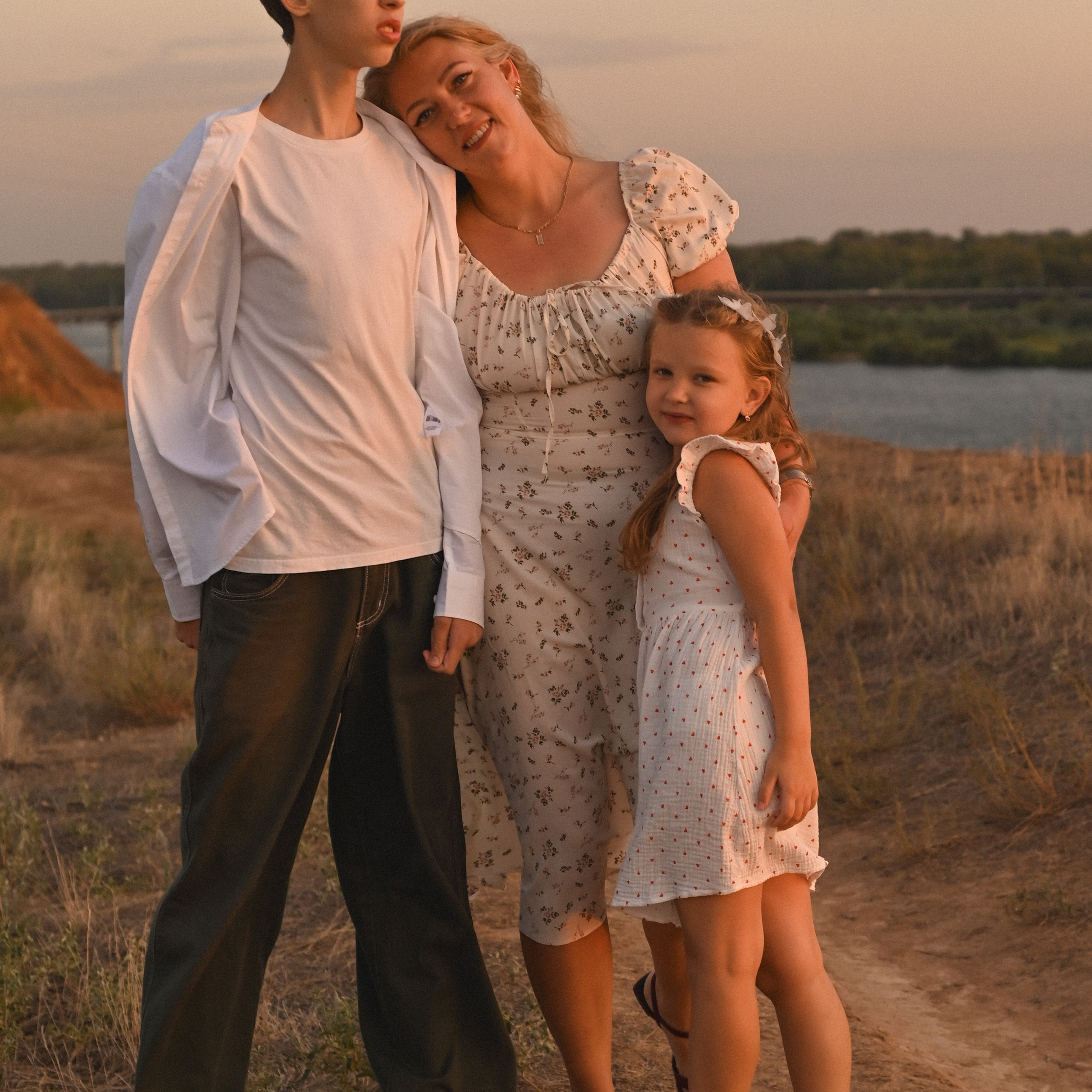 Семейная фотосессия на берегу реки на закате. Сохраню важные для тебя моменты