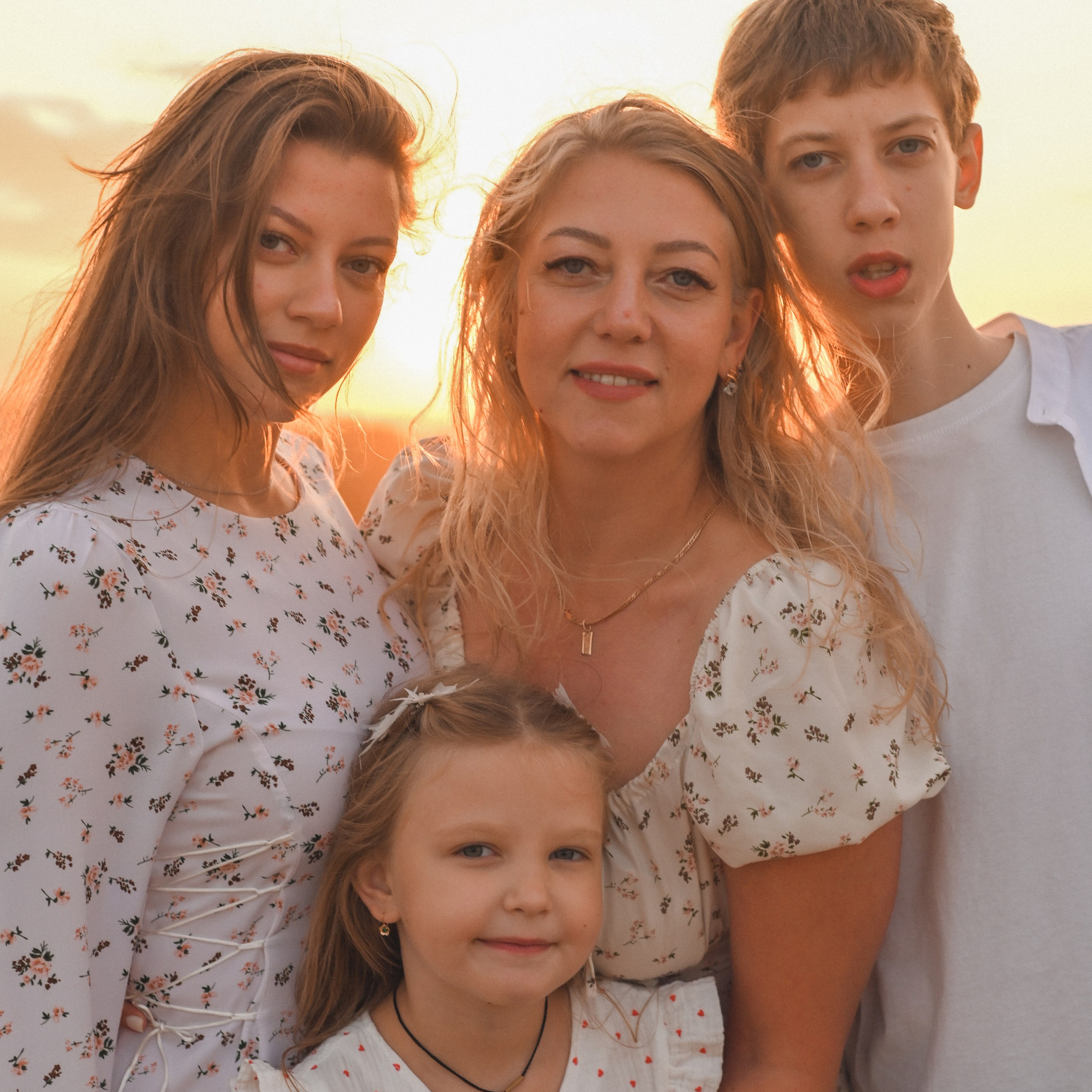 Семейная фотосессия на берегу реки на закате. Сохраню важные для тебя моменты