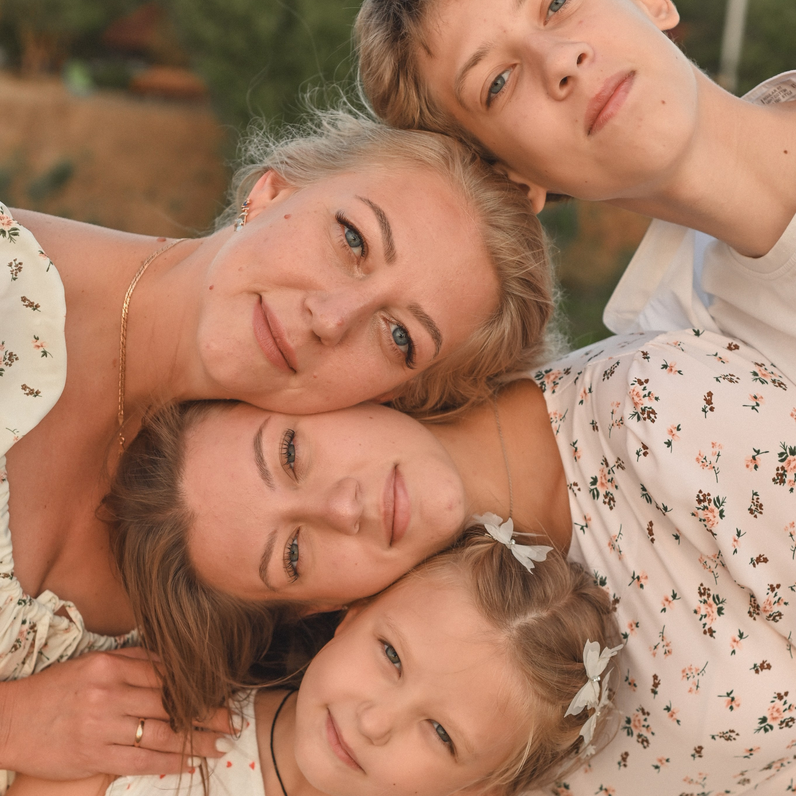 Семейная фотосессия на берегу реки на закате. Сохраню важные для тебя моменты