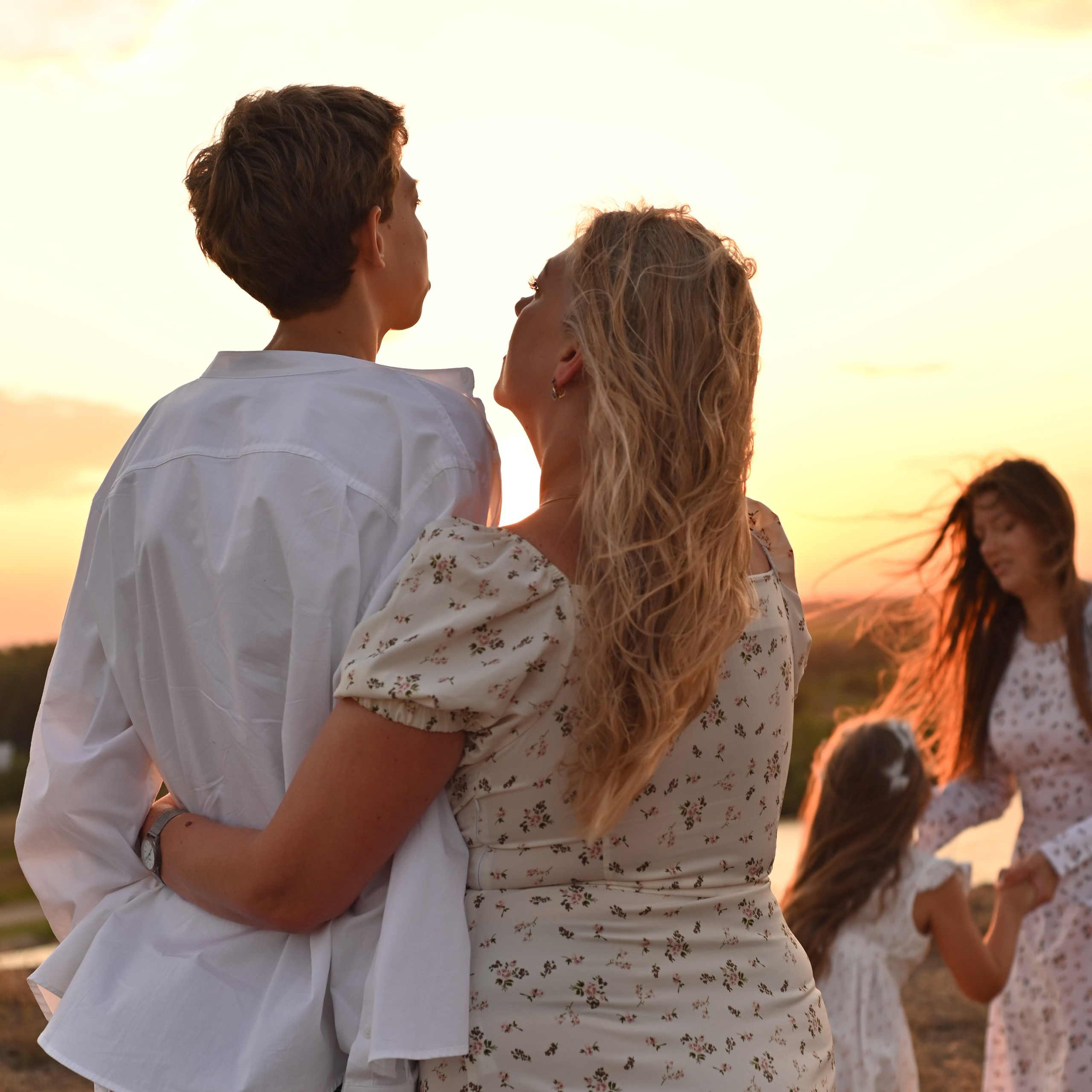 Семейная фотосессия на берегу реки на закате. Сохраню важные для тебя моменты