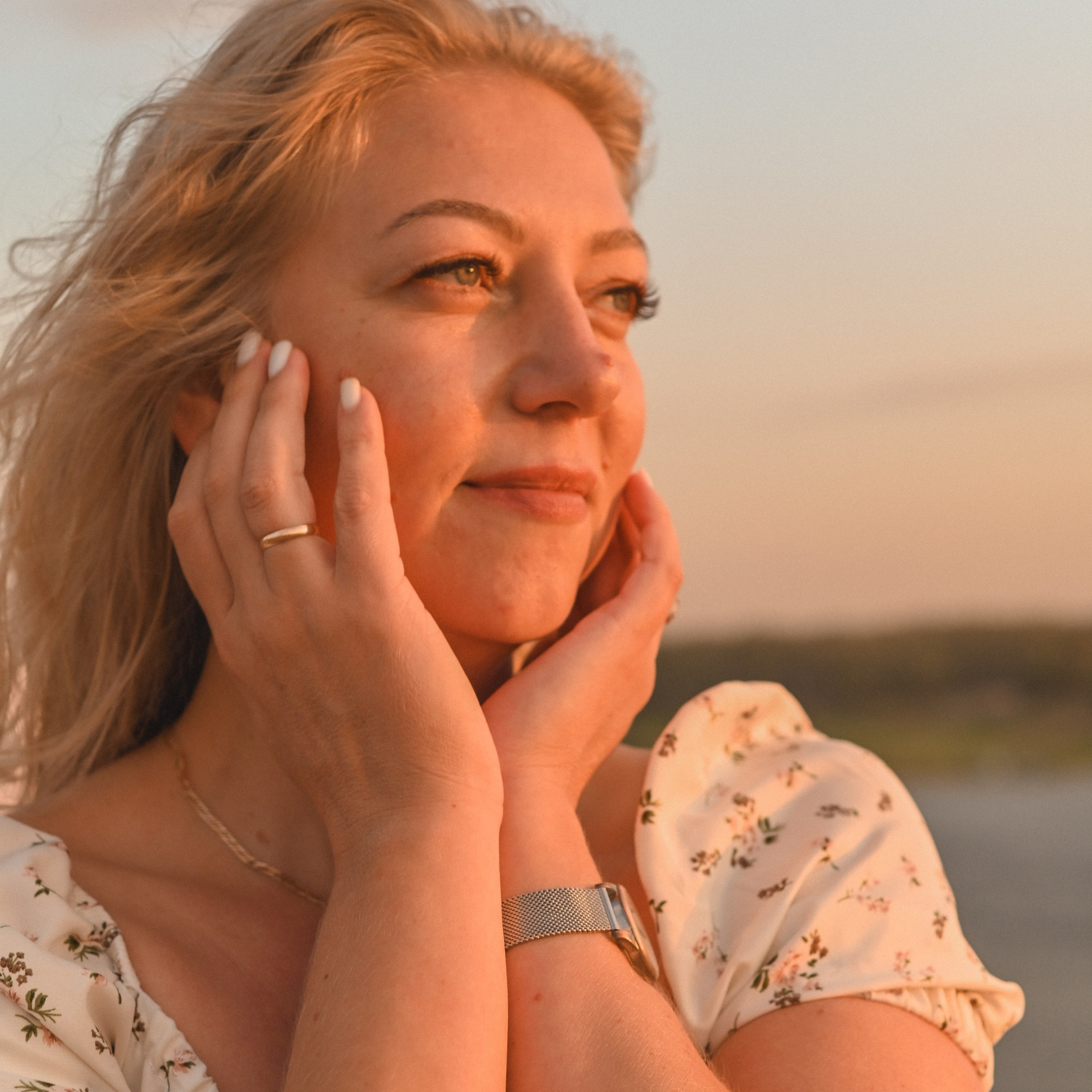 Семейная фотосессия на берегу реки на закате. Сохраню важные для тебя моменты