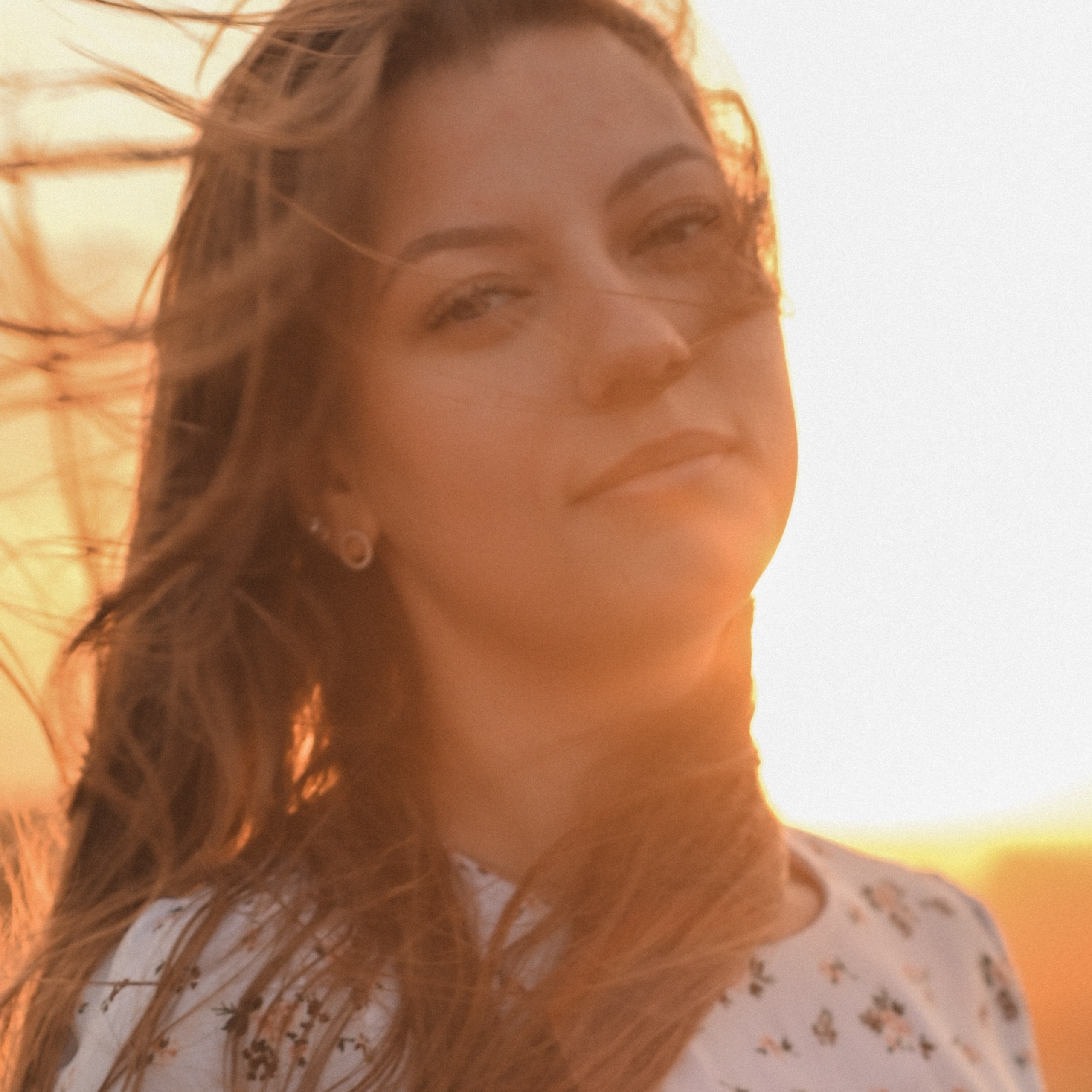 Семейная фотосессия на берегу реки на закате. Сохраню важные для тебя моменты