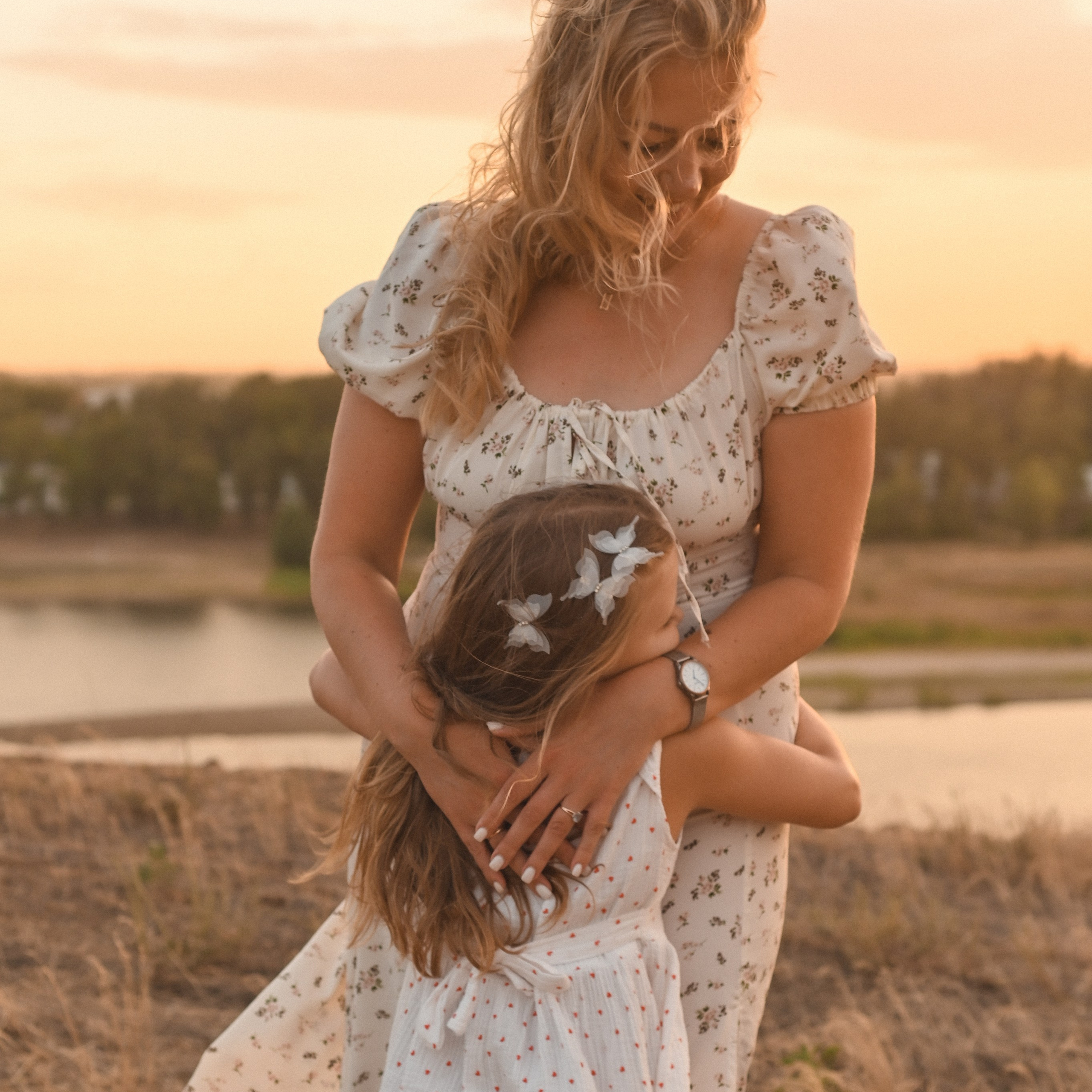 Семейная фотосессия на берегу реки на закате. Сохраню важные для тебя моменты