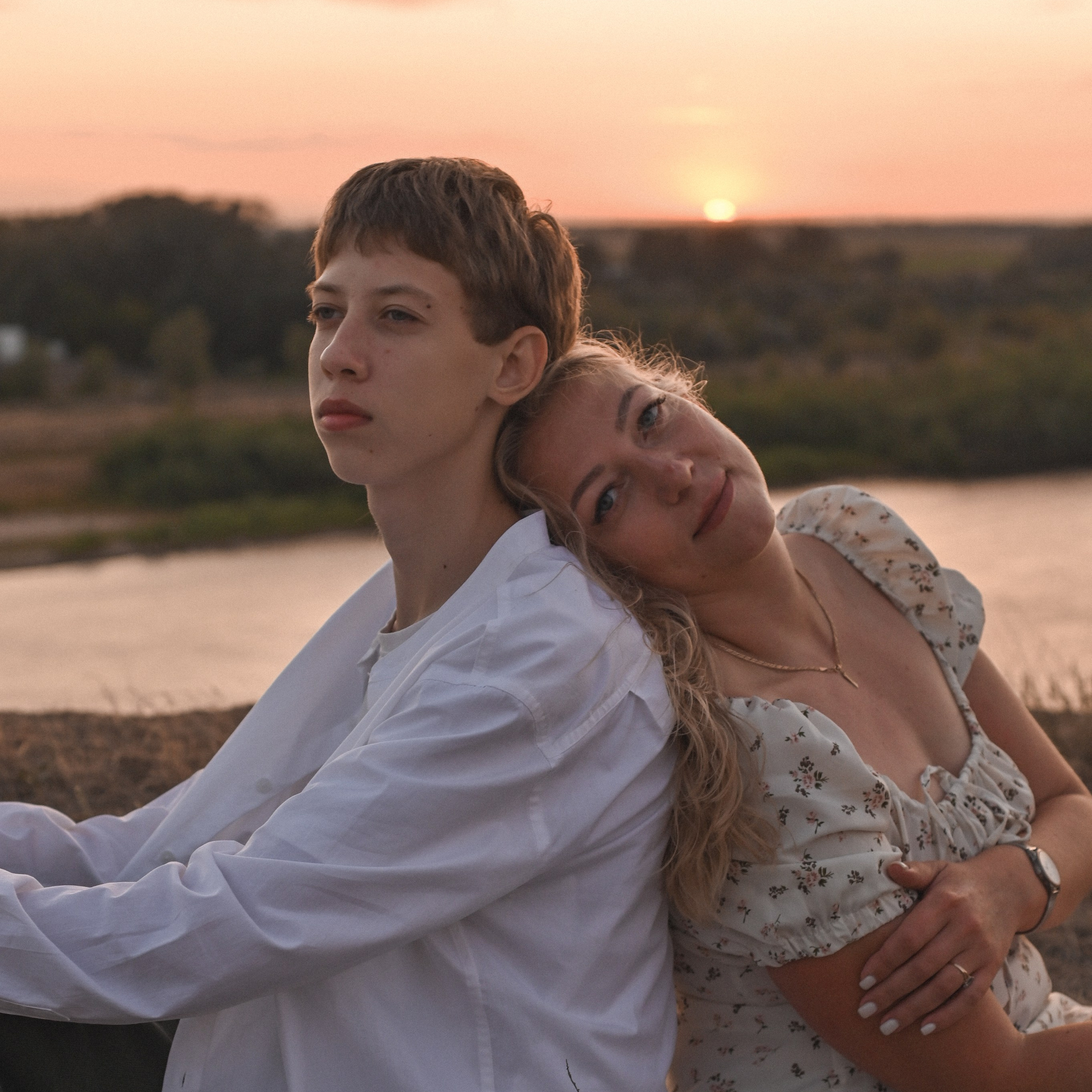 Семейная фотосессия на берегу реки на закате. Сохраню важные для тебя моменты