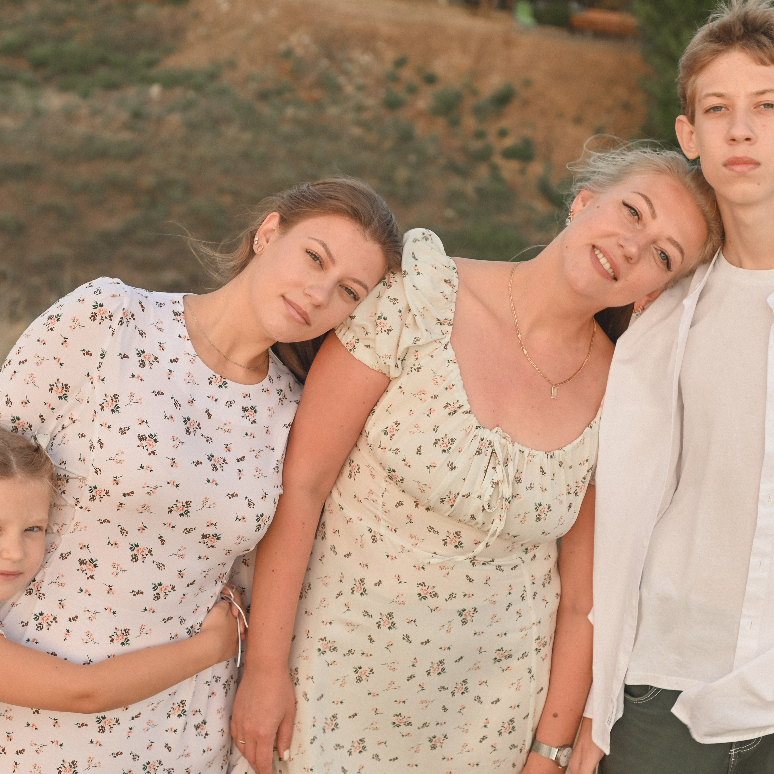 Семейная фотосессия на берегу реки на закате. Сохраню важные для тебя моменты