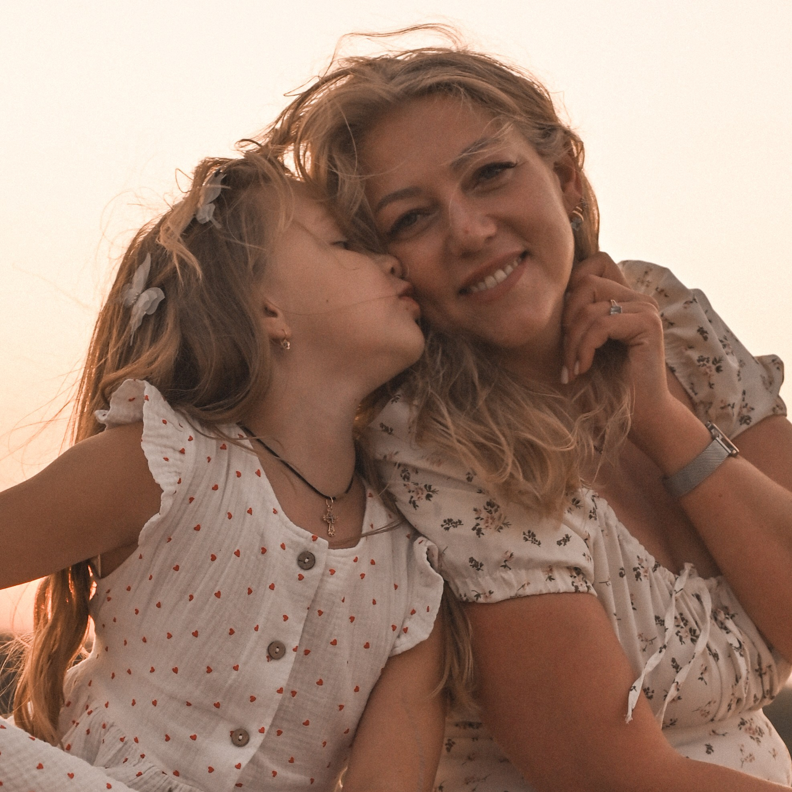 Семейная фотосессия на берегу реки на закате. Сохраню важные для тебя моменты