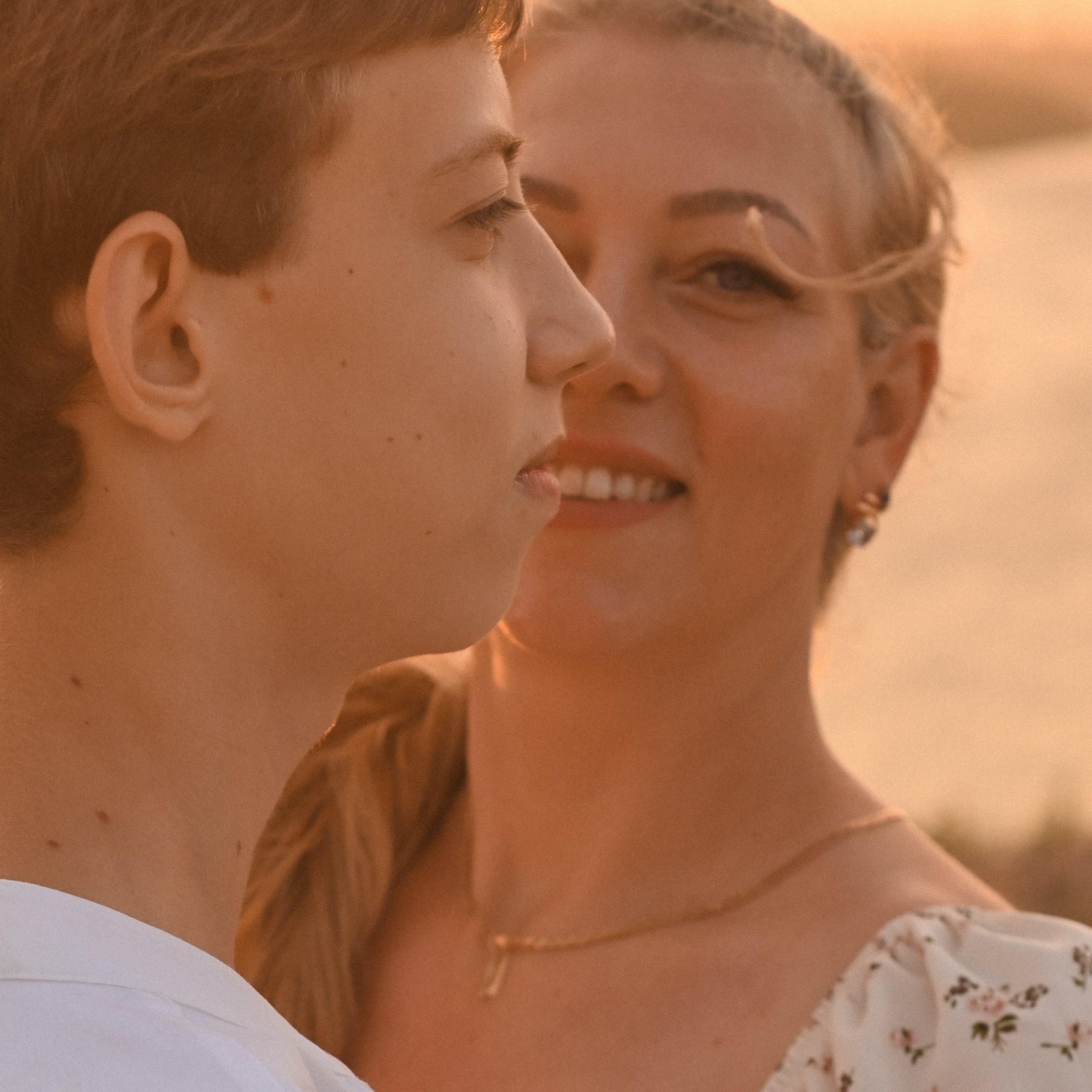 Семейная фотосессия на берегу реки на закате. Сохраню важные для тебя моменты