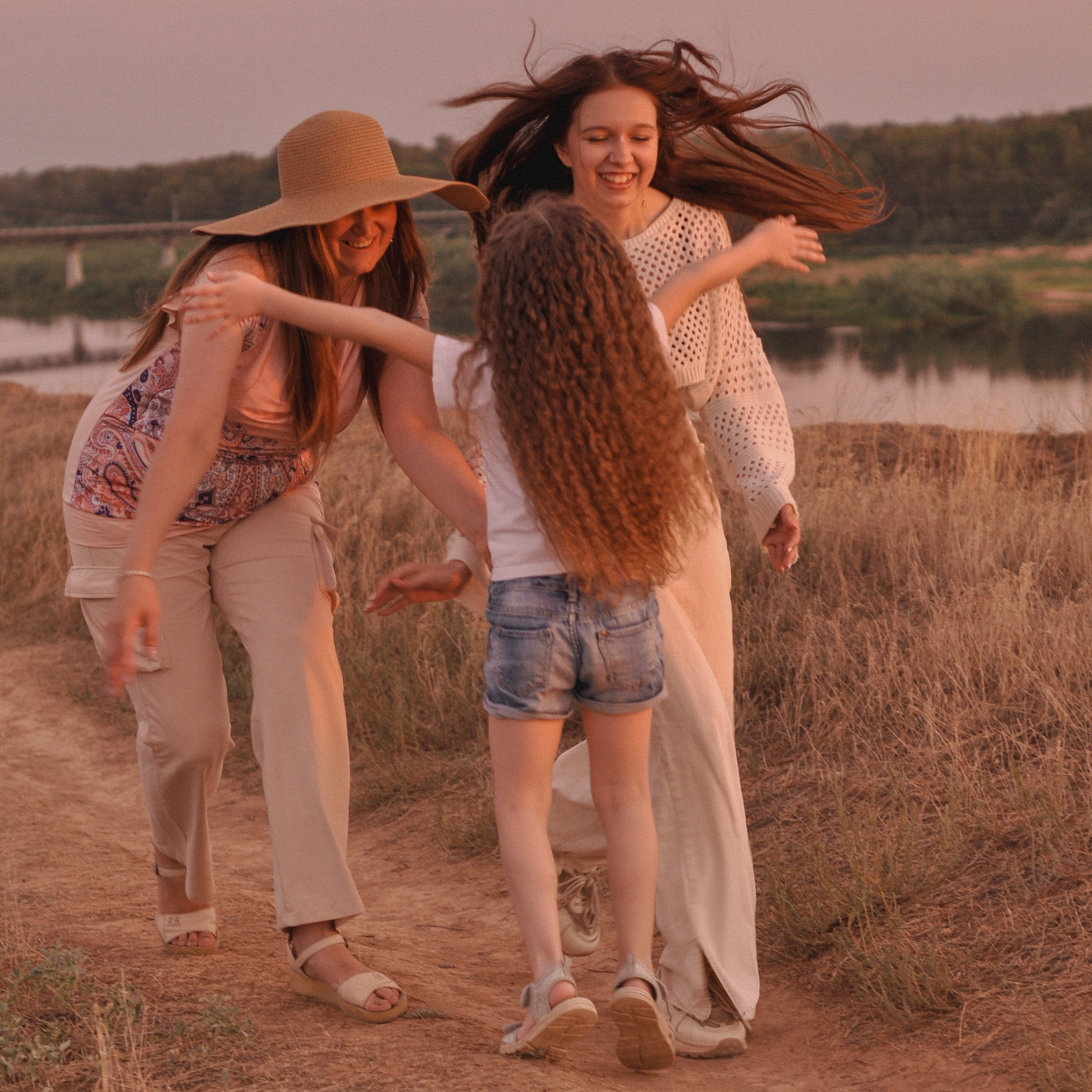 Семейная фотосессия на закате с Людмилой и ее детьми. Сохраню важные для тебя моменты