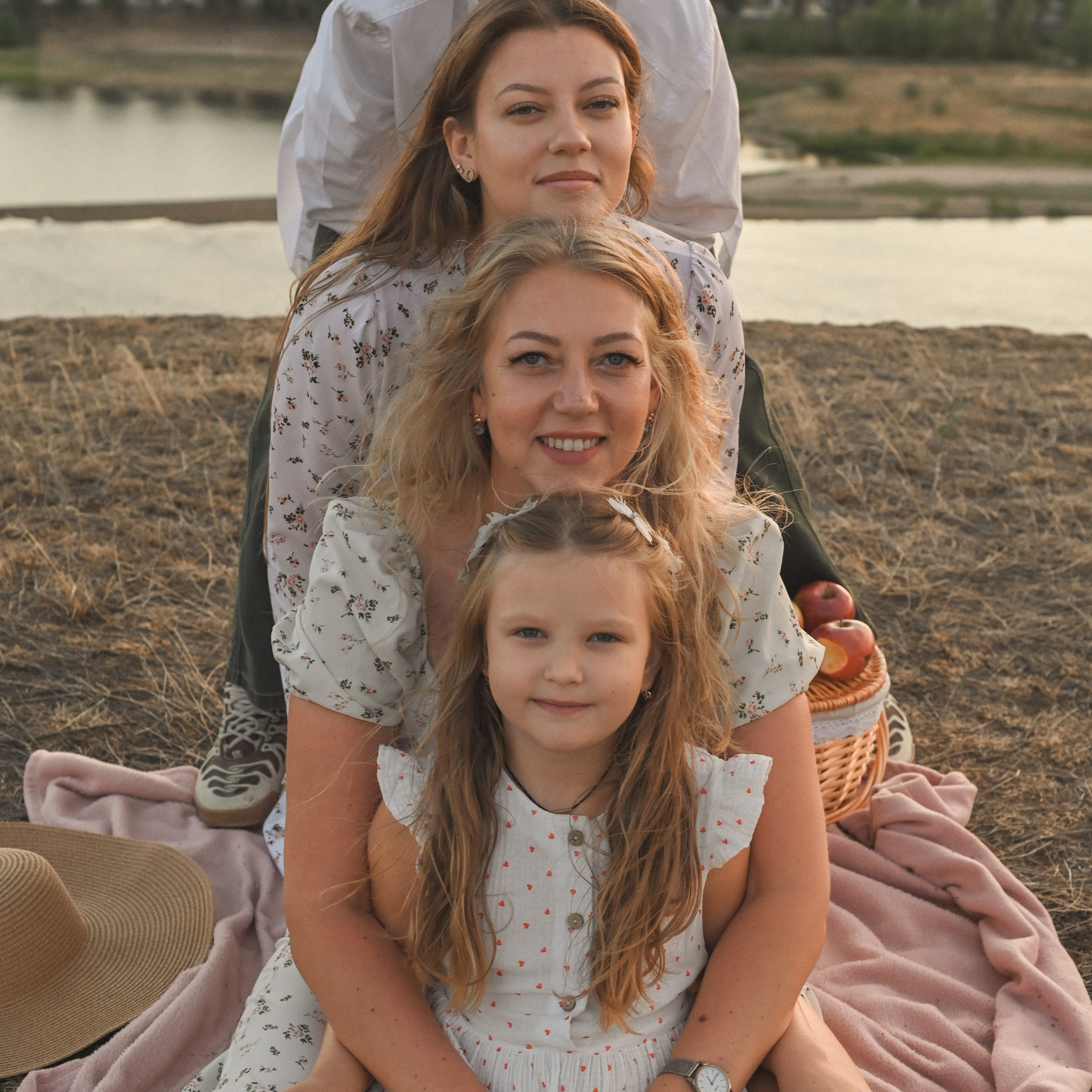 Семейная фотосессия на берегу реки на закате. Сохраню важные для тебя моменты