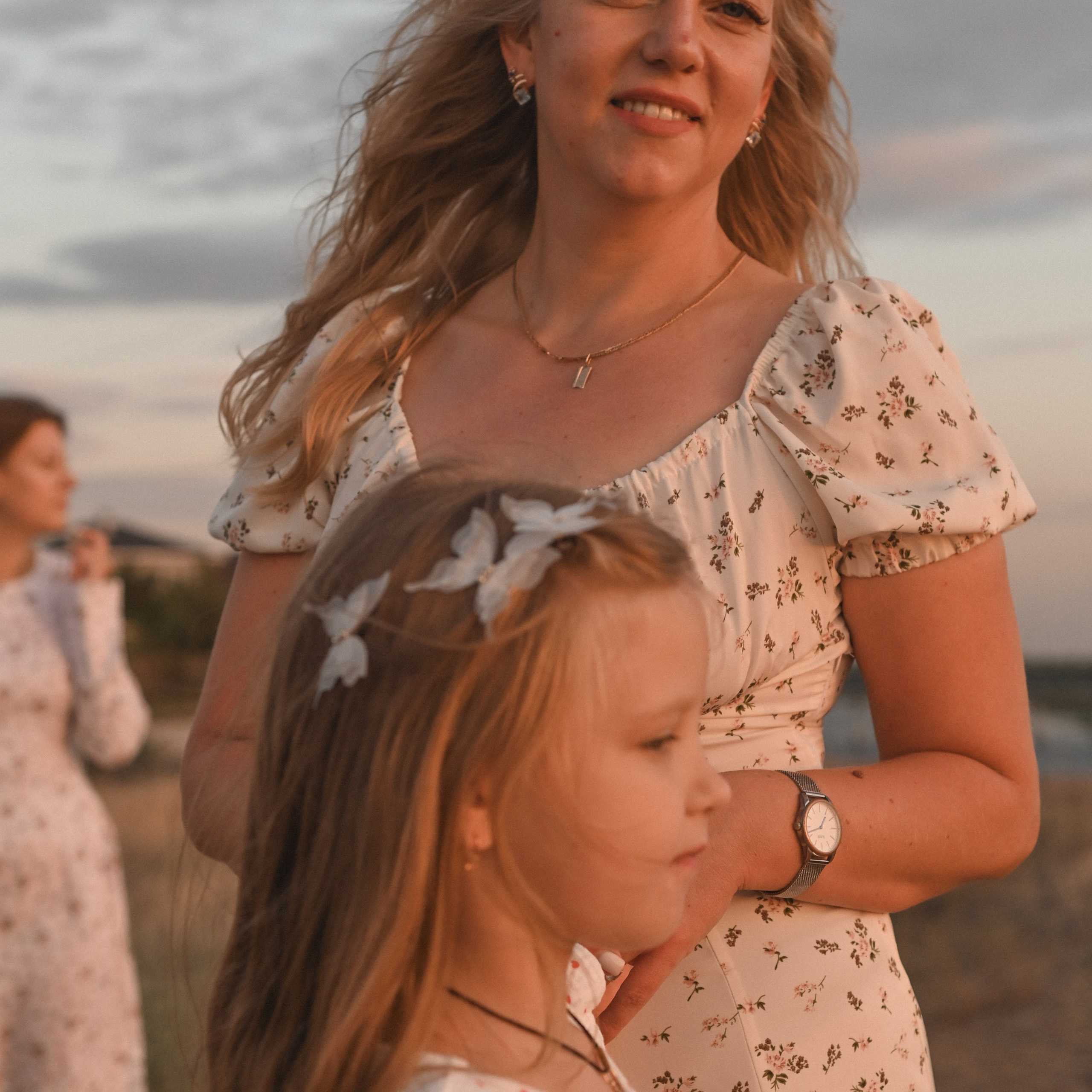 Семейная фотосессия на берегу реки на закате. Сохраню важные для тебя моменты