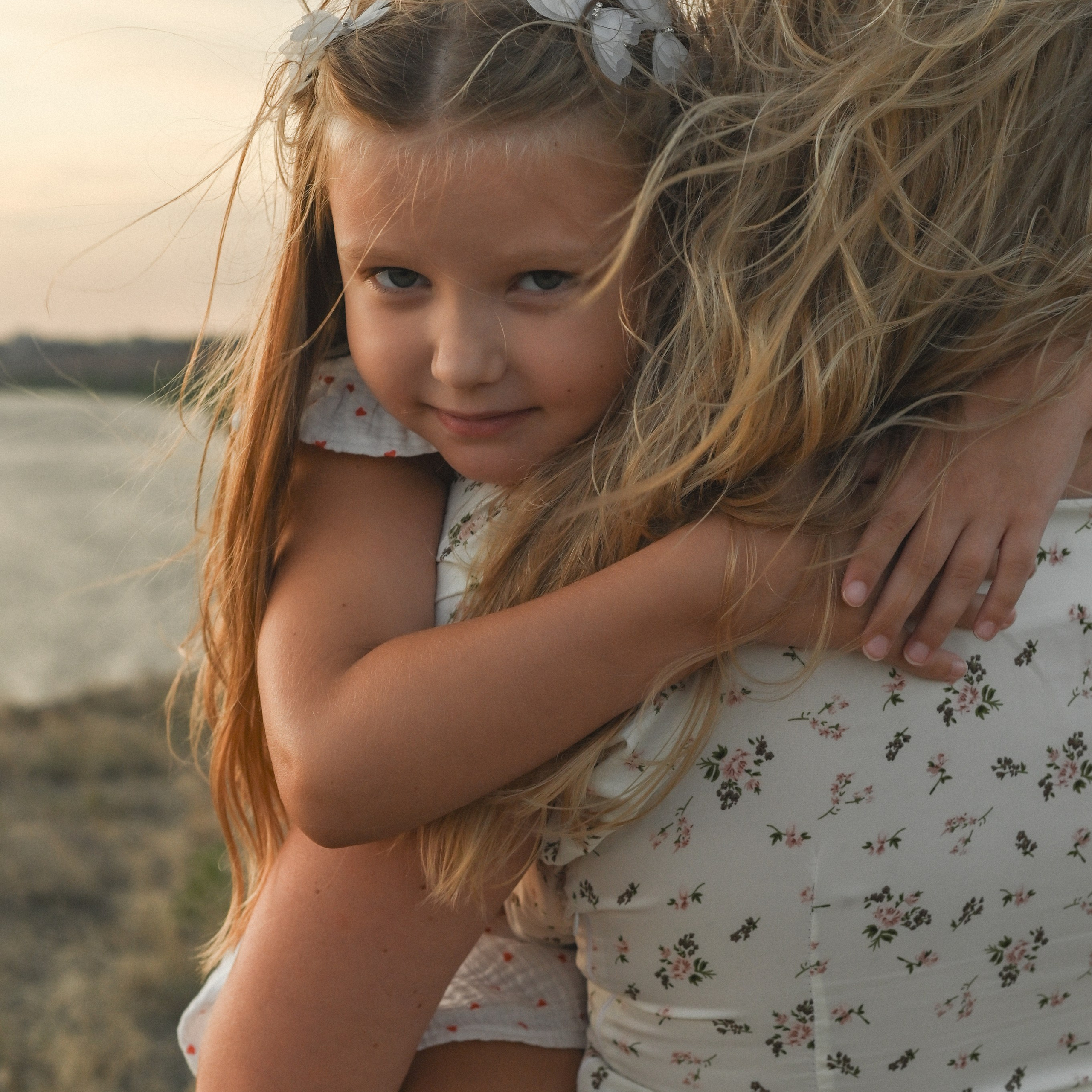 Семейная фотосессия на берегу реки на закате. Сохраню важные для тебя моменты