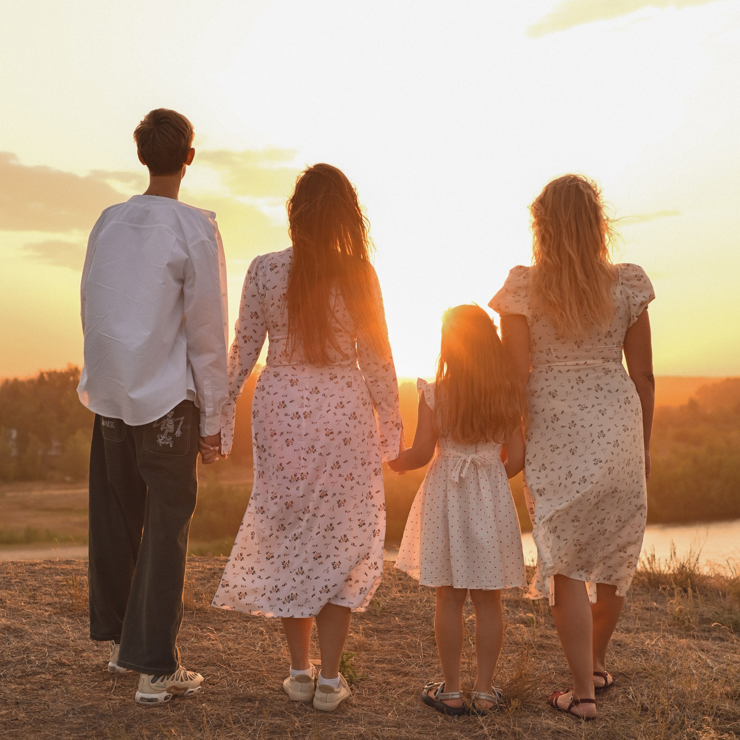 Семейная фотосессия на берегу реки на закате. Сохраню важные для тебя моменты