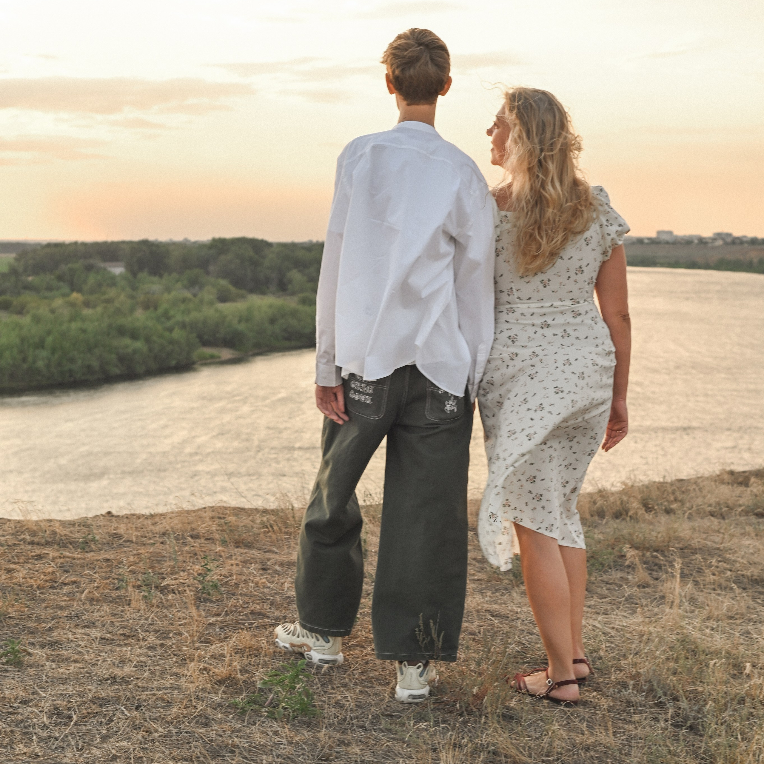 Семейная фотосессия на берегу реки на закате. Сохраню важные для тебя моменты