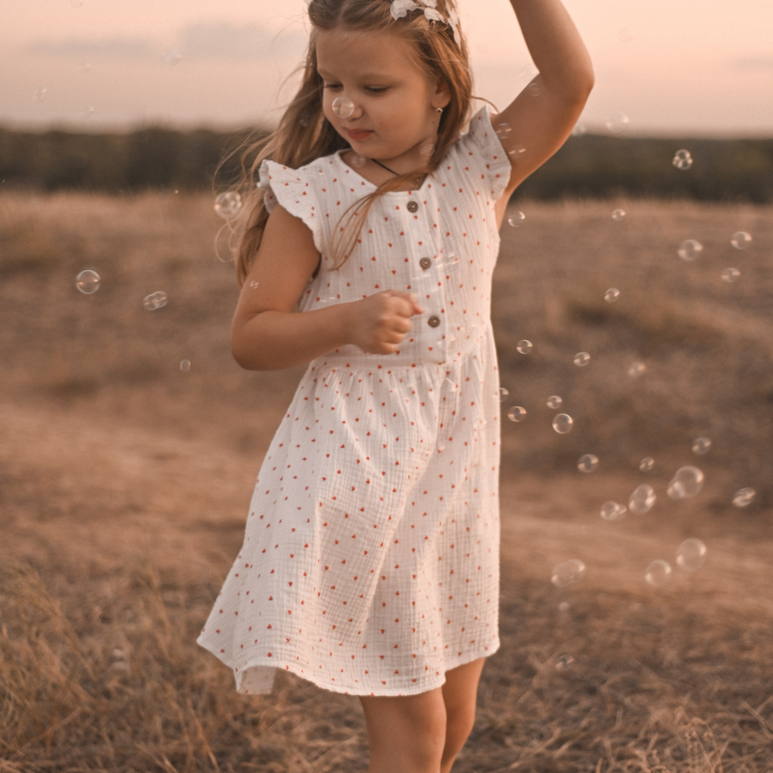 Семейная фотосессия на берегу реки на закате. Сохраню важные для тебя моменты