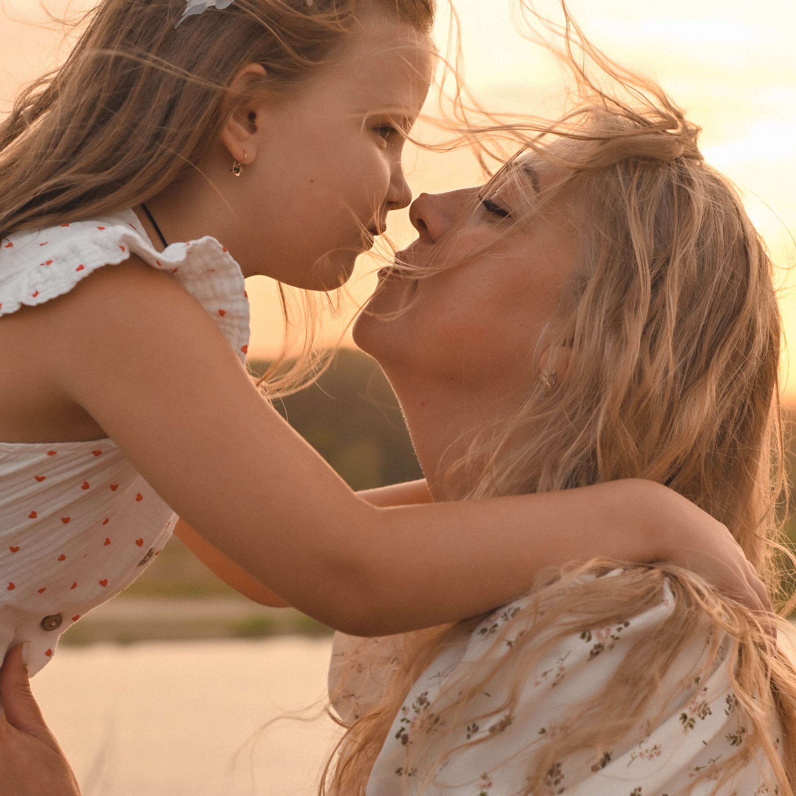 Семейная фотосессия на берегу реки на закате. Сохраню важные для тебя моменты