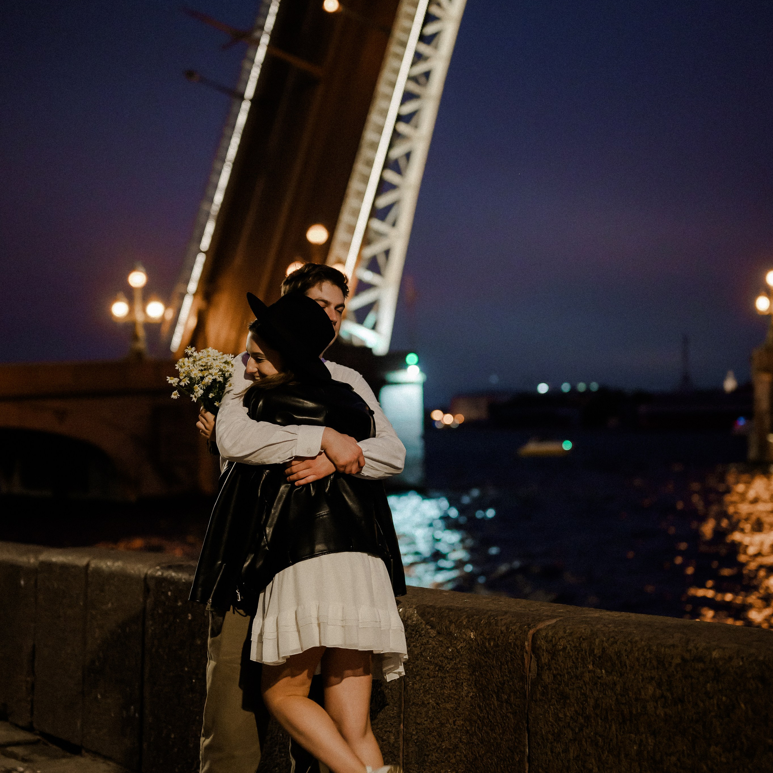 Лавстори на фоне мостов