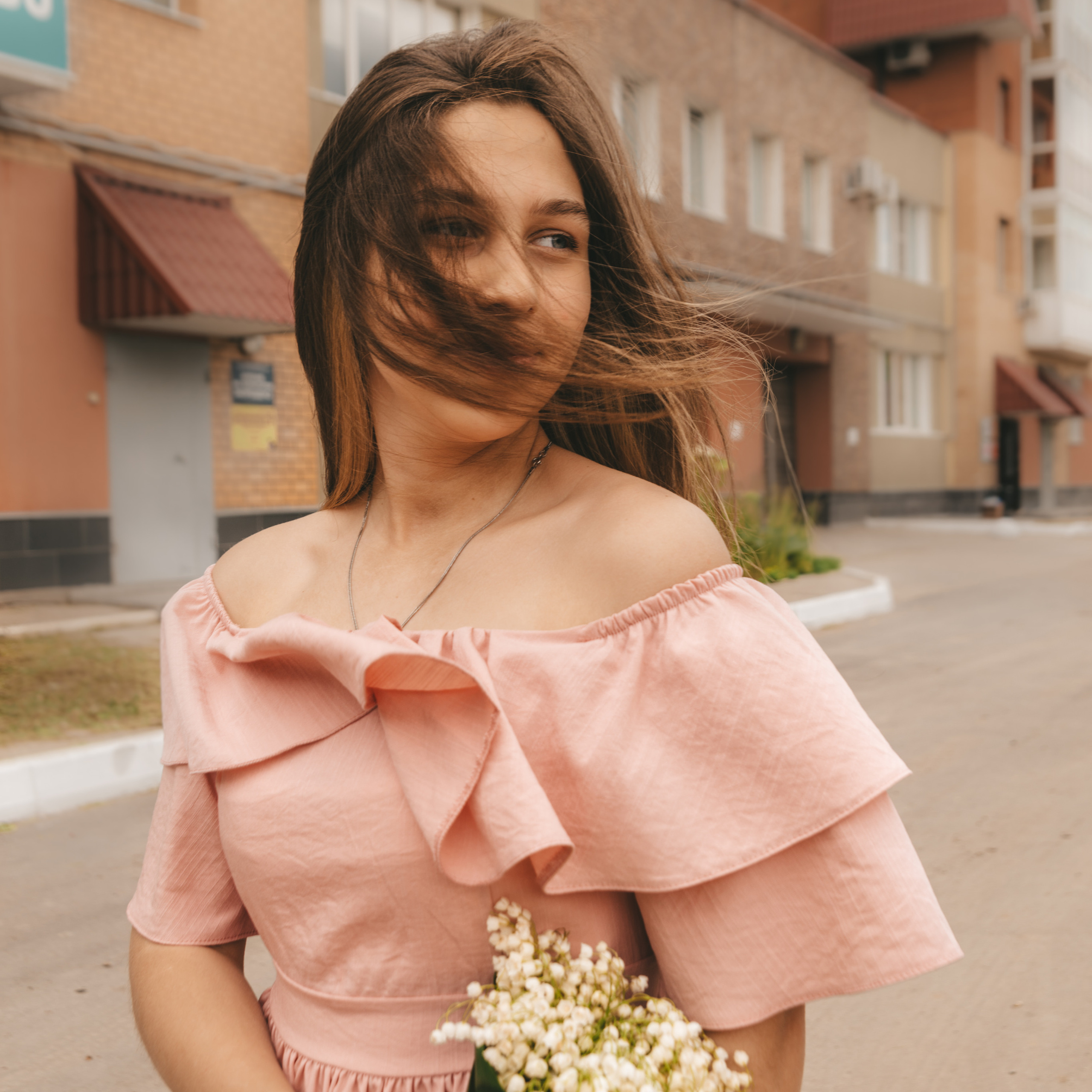 Спонтанная фотосессия скромной девушки