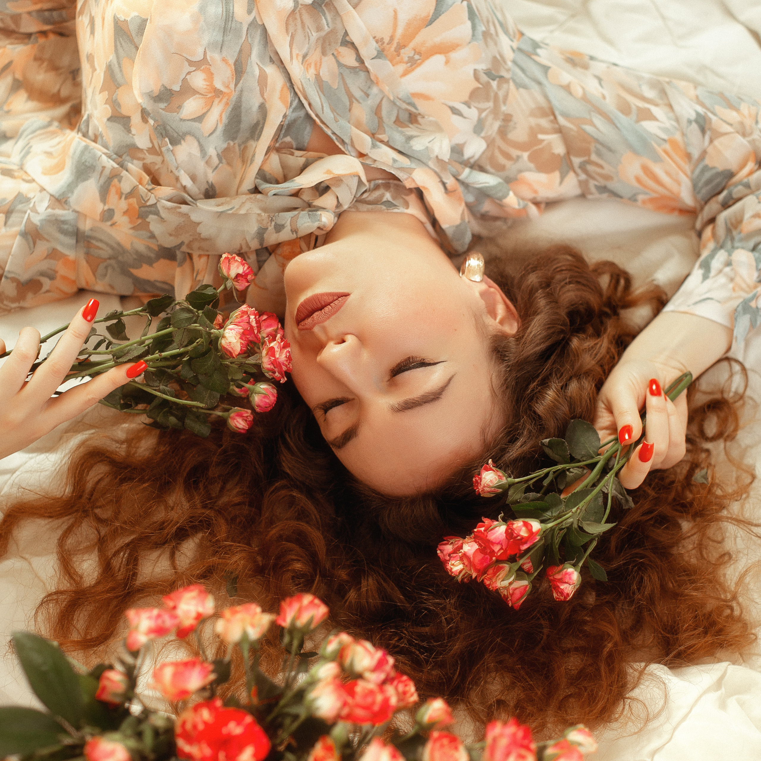 Ира. Фотосессия с розами и мольбертом