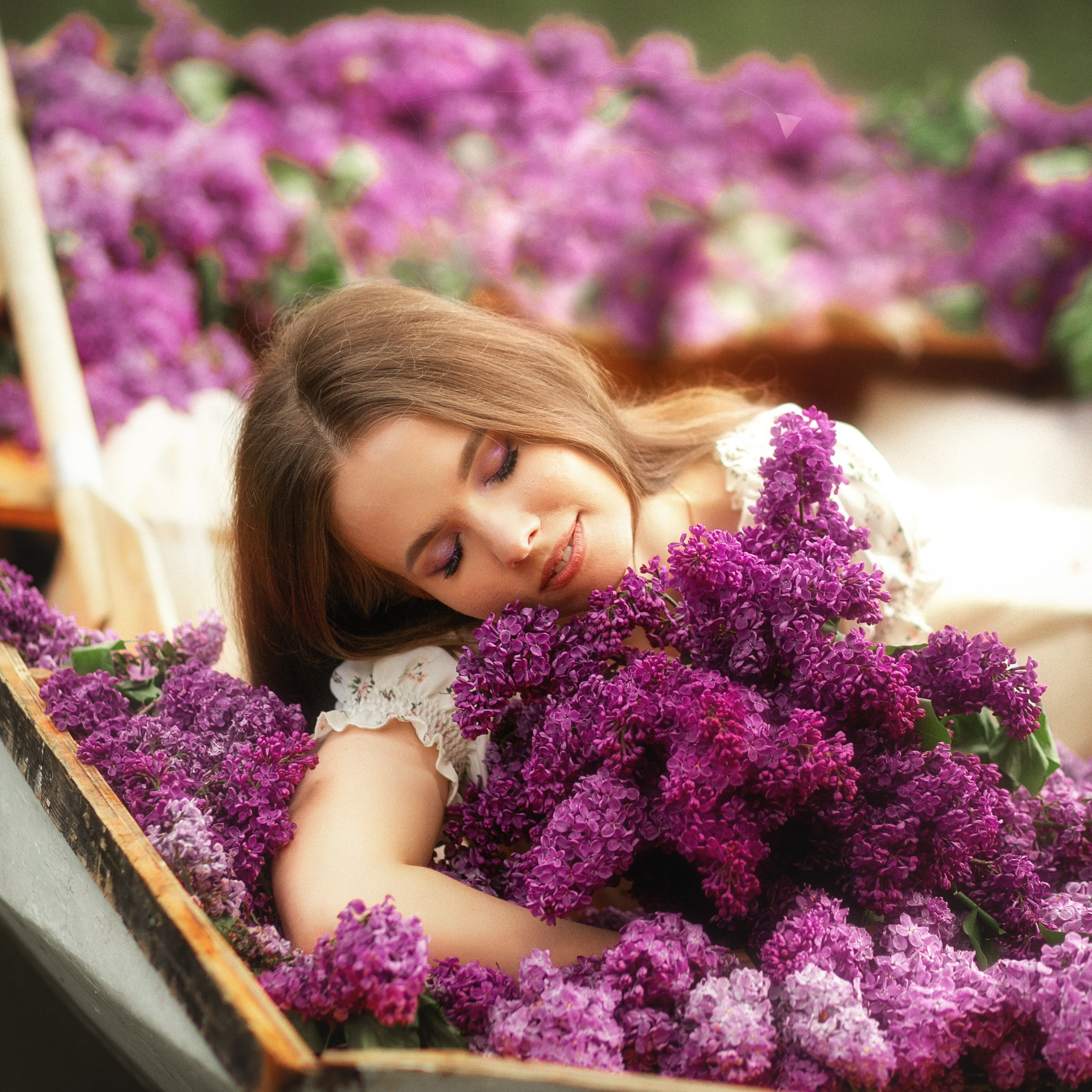 Даша в лодке с сиренью