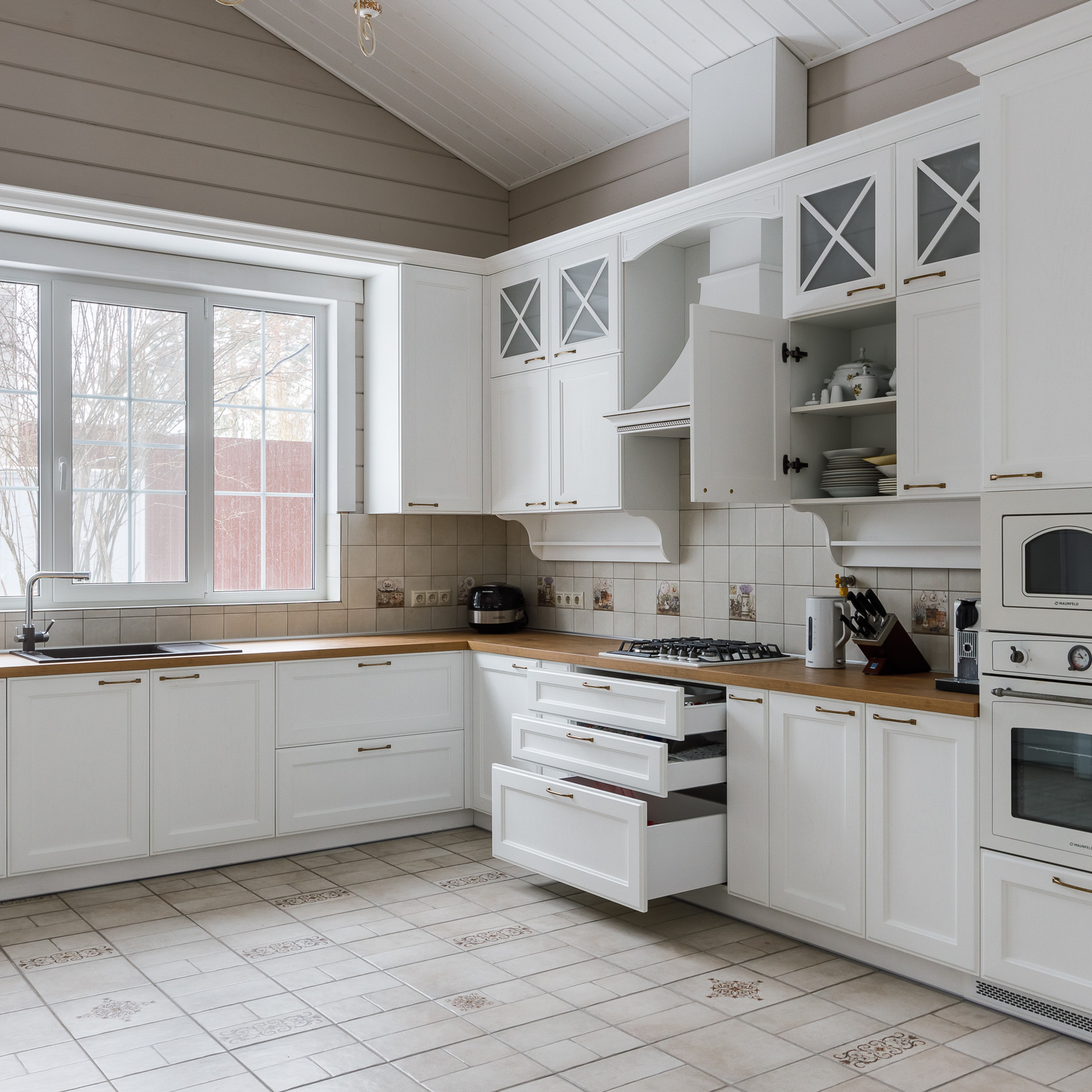 Стильная мебель в подмосковном коттедже