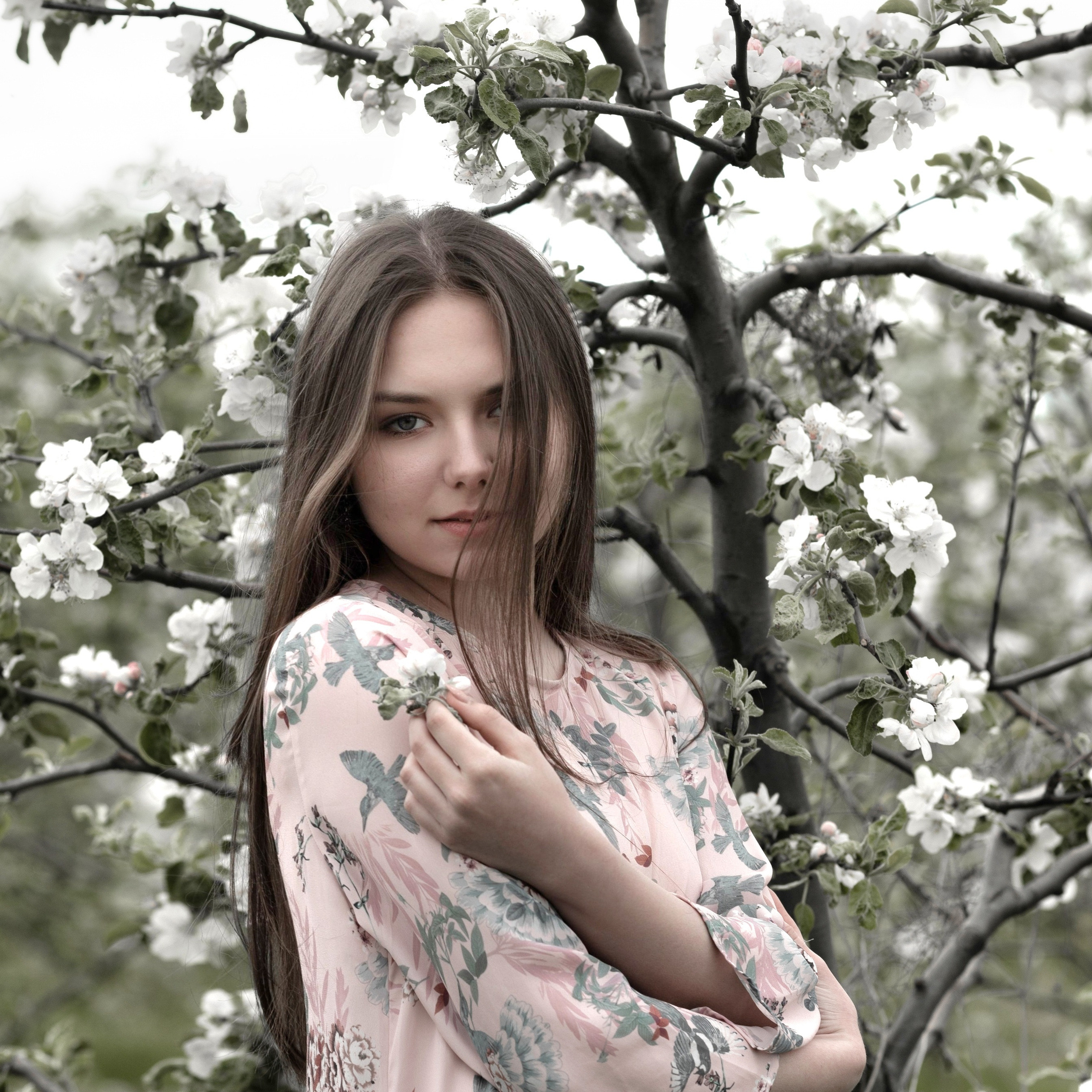 ВИКА. ФОТОСЕССИЯ В ВЕСЕННЕМ, БЕЛОСНЕЖНОМ САДУ, ЦВЕТУЩИХ ЯБЛОНЬ. ОЗЕРЫ.